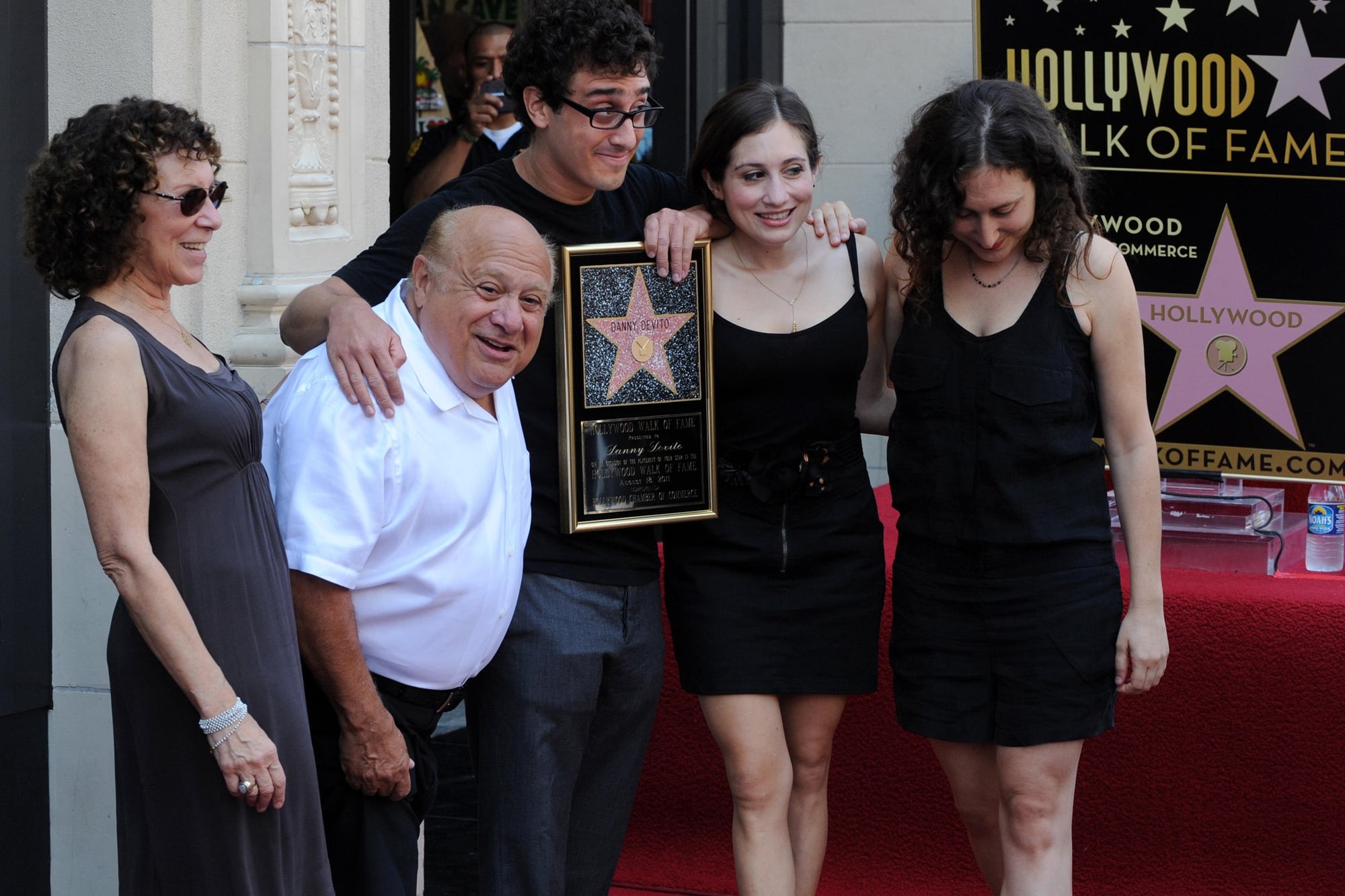 Danny DeVito, en 2011, junto a sus hijos y a Rhea cuando recibió su estrella en el paseo de la fama