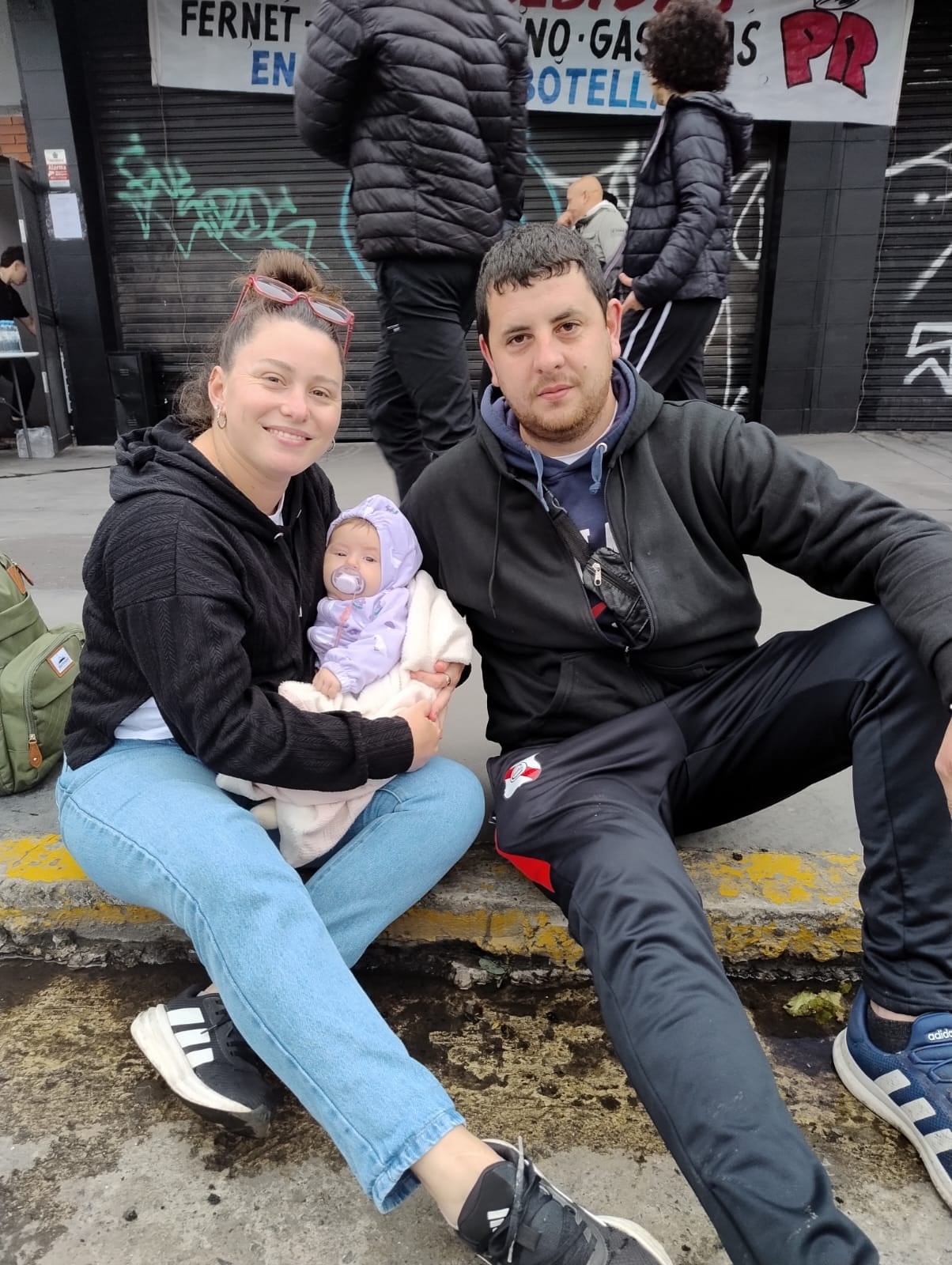 Franco y Yamila con su hija Taína, de tres meses, en la despedida del Indio Solari.