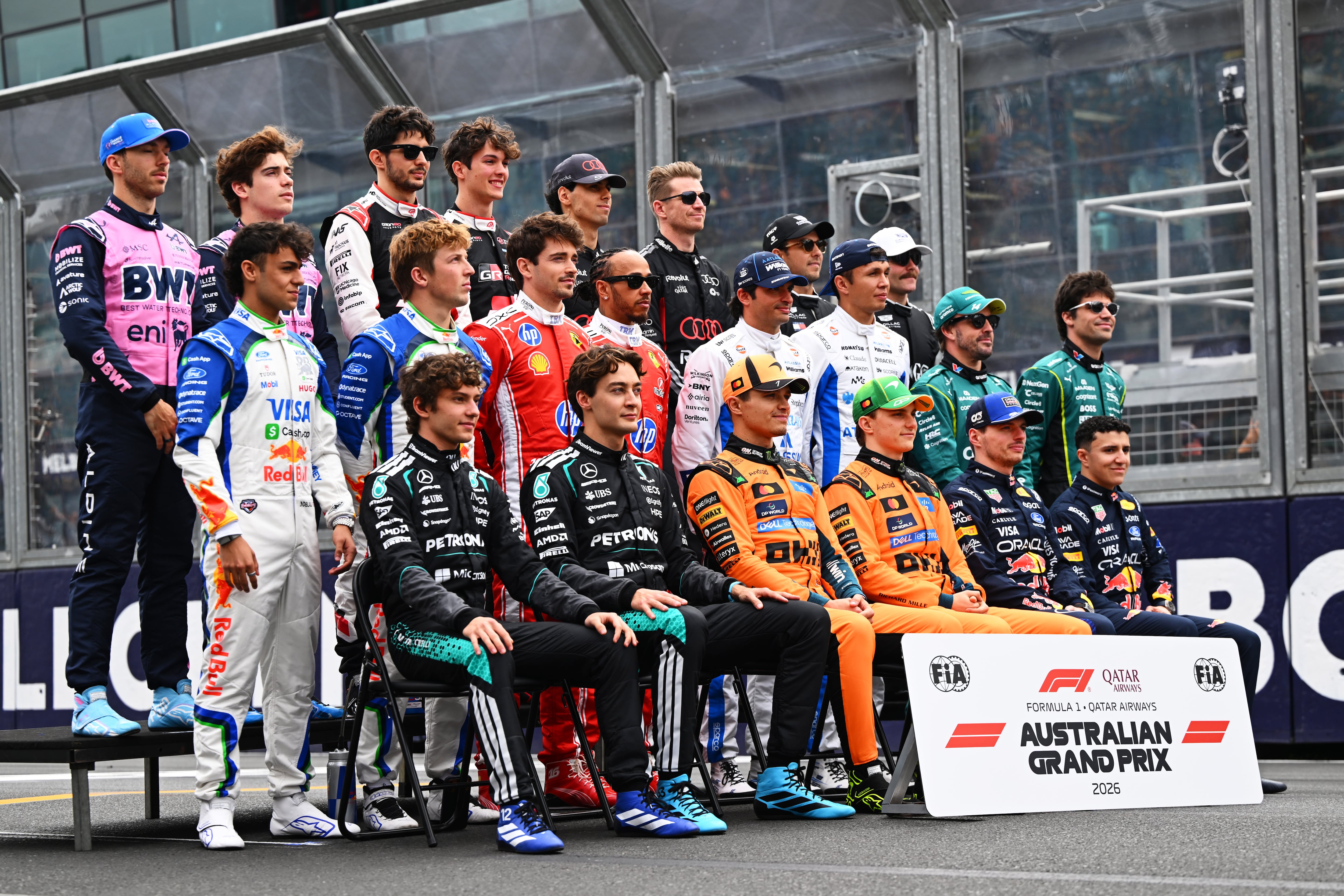 La primera foto oficial de inicio de temporada para Franco Colapinto (el segundo desde la izquierda en la fila superior), que nunca había sido piloto titular en el comienzo de un Mundial de Fórmula 1.