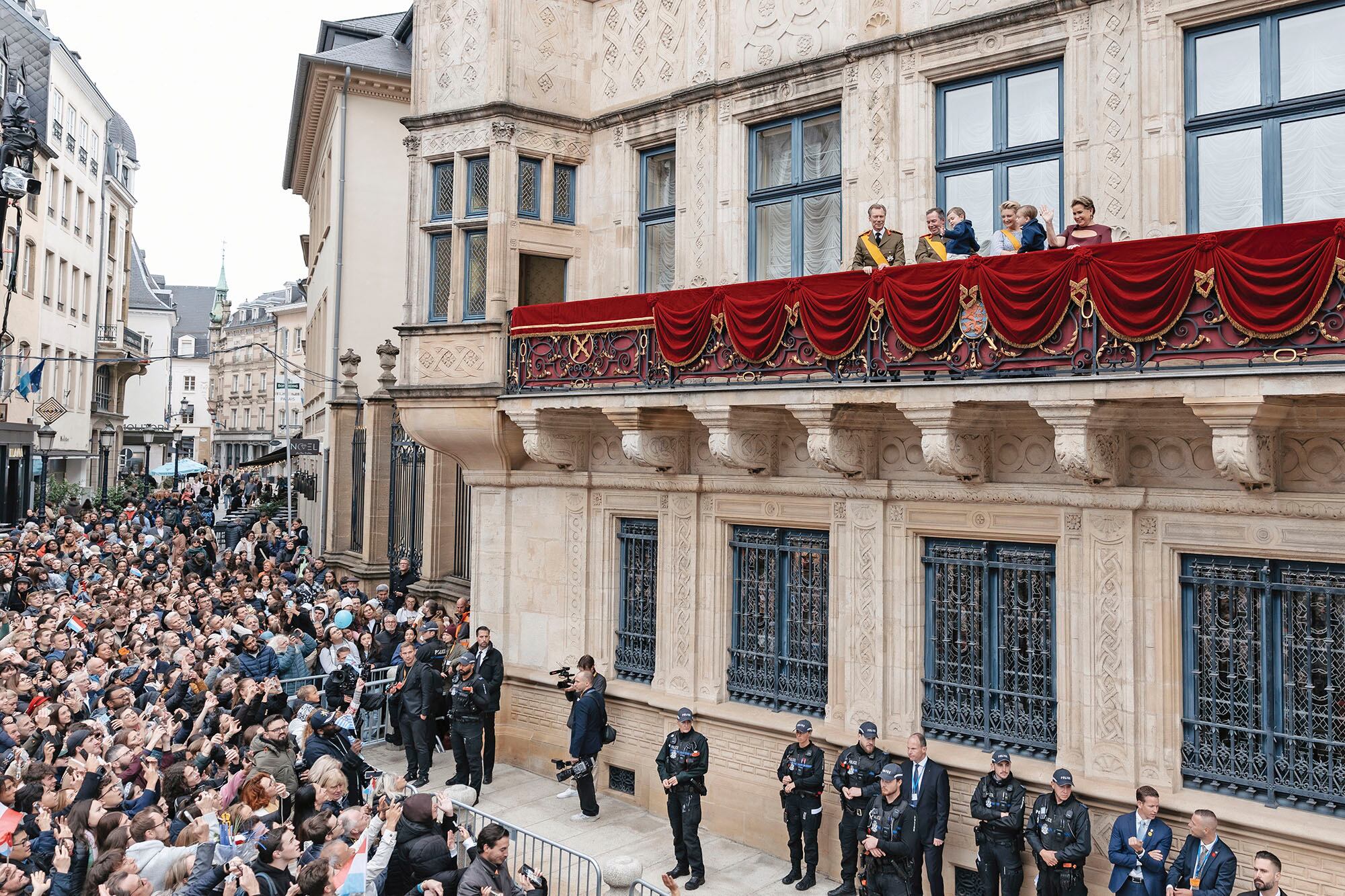 Los flamantes Grandes Duques, Guillermo y Stéphanie, sus hijos, Charles y François, y los padres de él, Enrique y María Teresa, reciben el cariño de la gente que esperó en las puertas de palacio para saludarlos