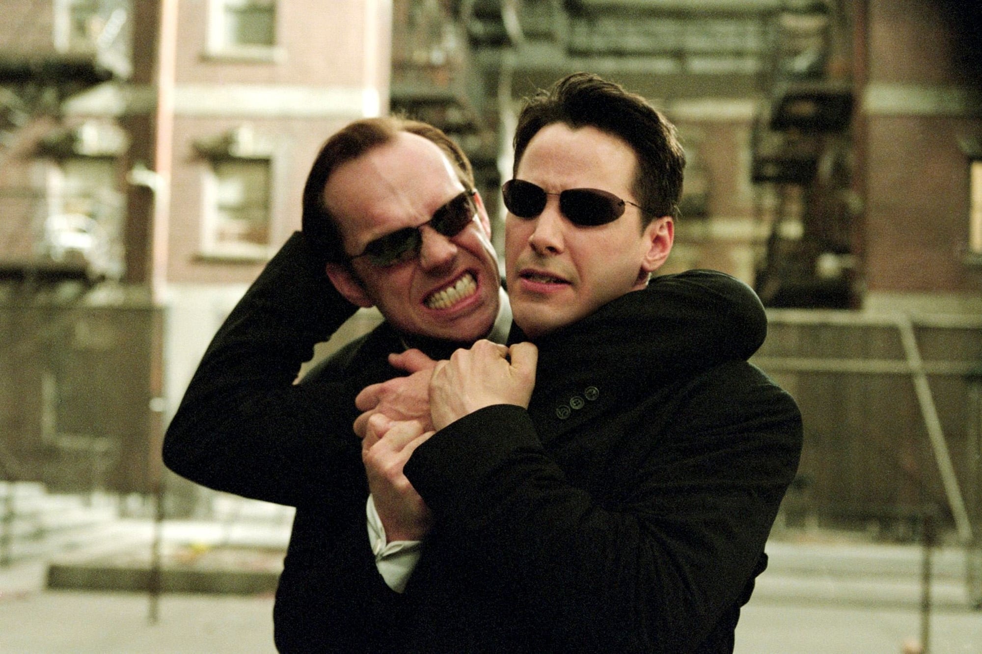 Keanu Reeves donó el 70% de su sueldo de Matrix a hospitales infantiles y financia en secreto investigaciones contra el cáncer 7 Hugo Weaving (izq.) Y Keanu Reeves aparecen en una escena de "The Matrix Reloaded"