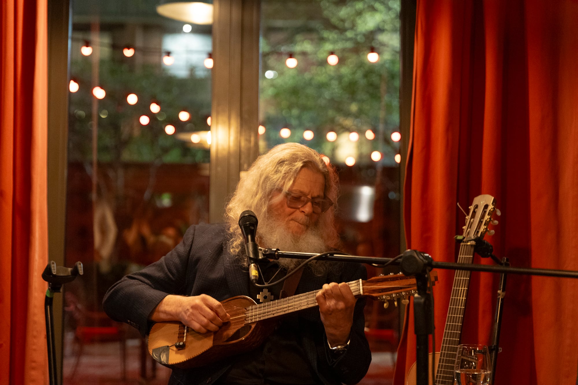 Gustavo Santaolalla con su ronroco, tocando en el salón del restaurante El Mercado