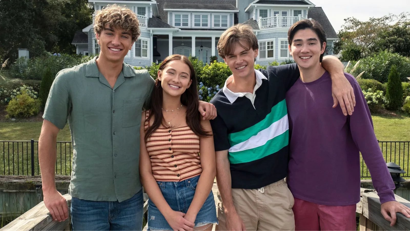 Lola Tung, Christopher Briney y Gavin Casalegno de El verano que me enamoré (Prime Video)