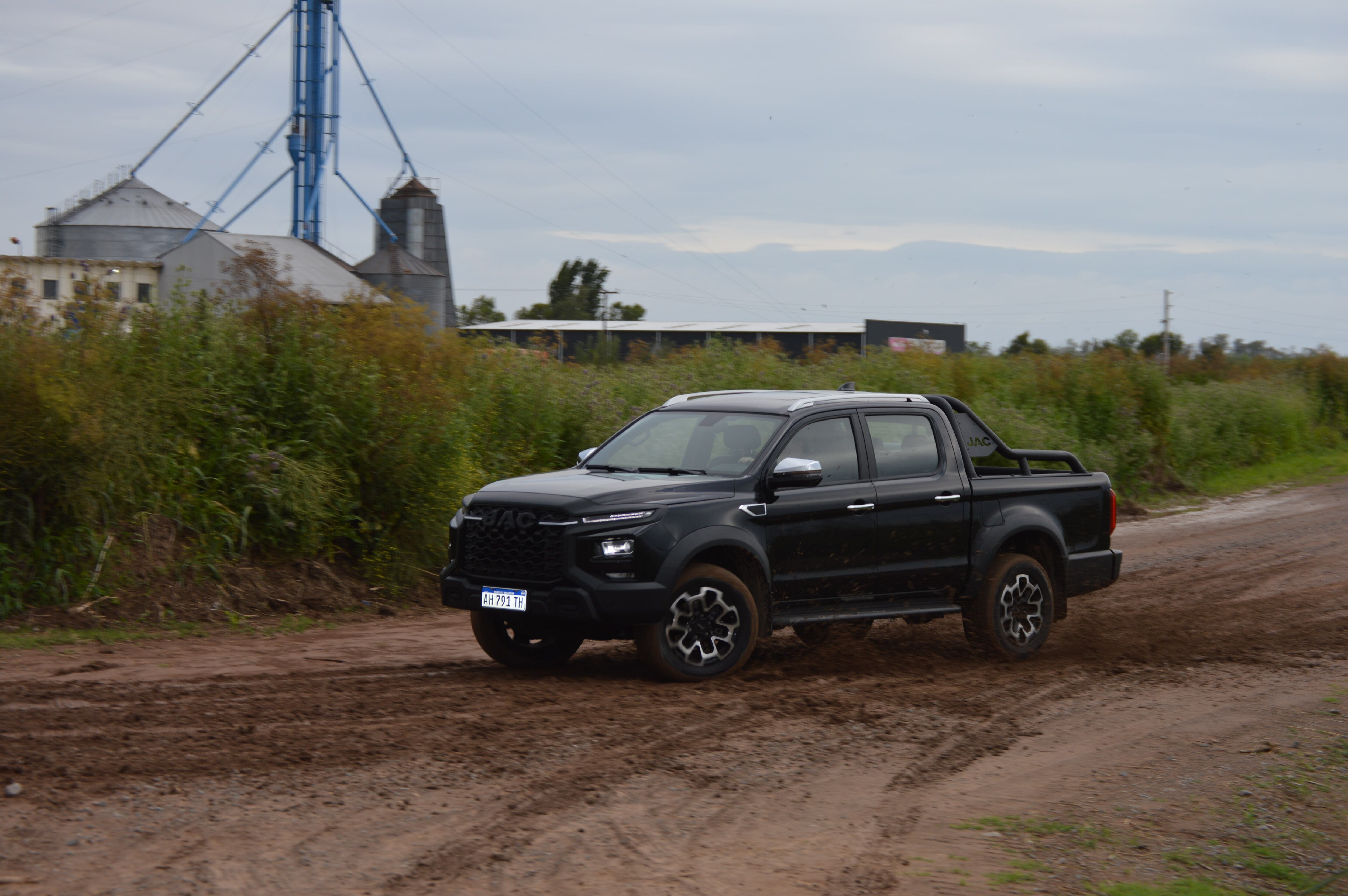 Tiene sistema de tracción seleccionable: 2H, 4H y 4L