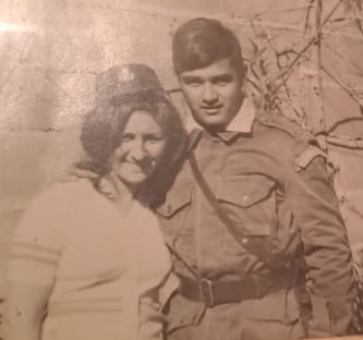 Raúl Remberto Cuello junto a su novia, el cabo tenía 19 años cuando murió en el atentado de Montoneros