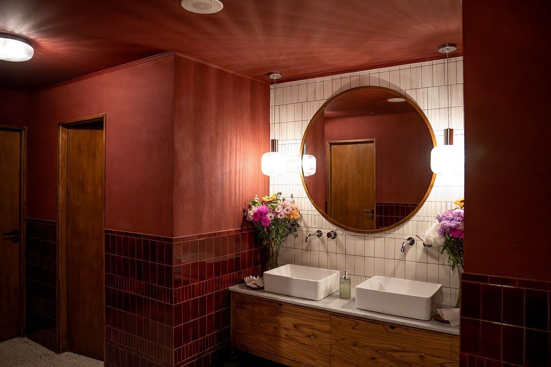 Todos los ambientes, incluso el baño, mantienen la misma lógica de restauración.