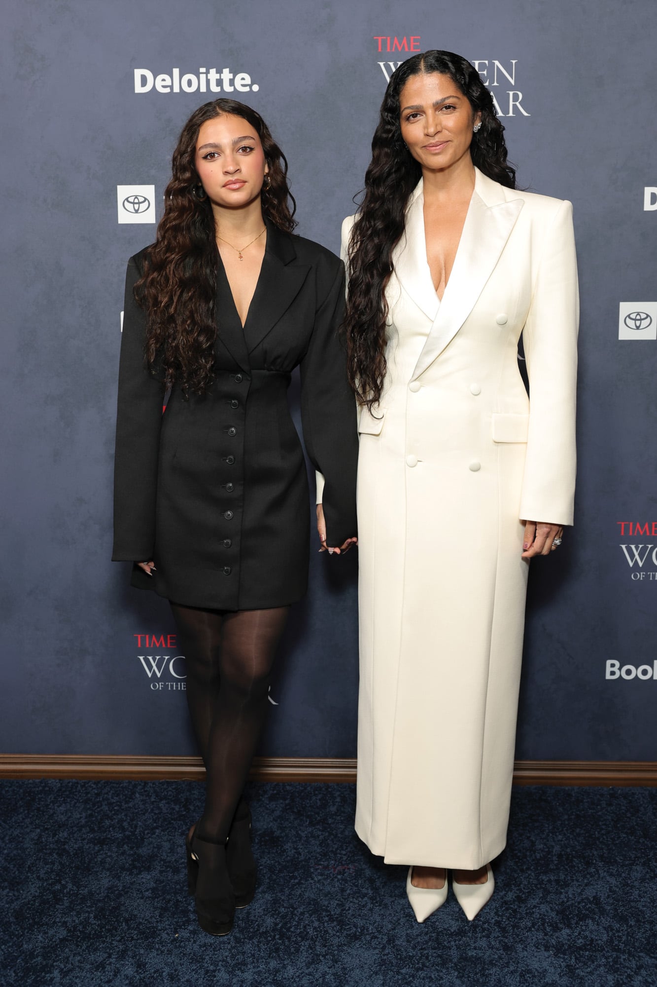 Madre e hija, idénticas, en la alfombra
roja de la gala de la revista TIME Mujer del Año,
en California