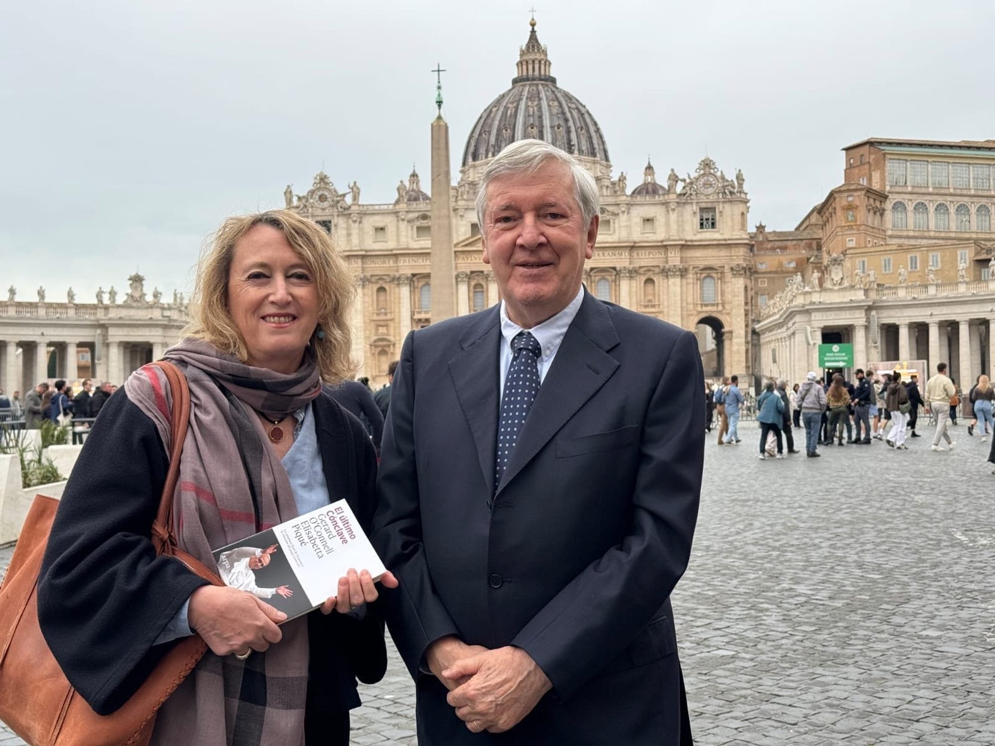 Los periodistas Elisabetta Piqué y Gerard O'Connell escribieron juntos