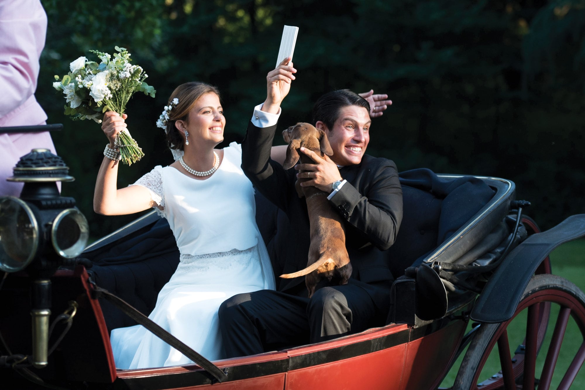 Luisa y Santi, ya
convertidos en marido
y mujer, en el carruaje
junto a su perra Hala.