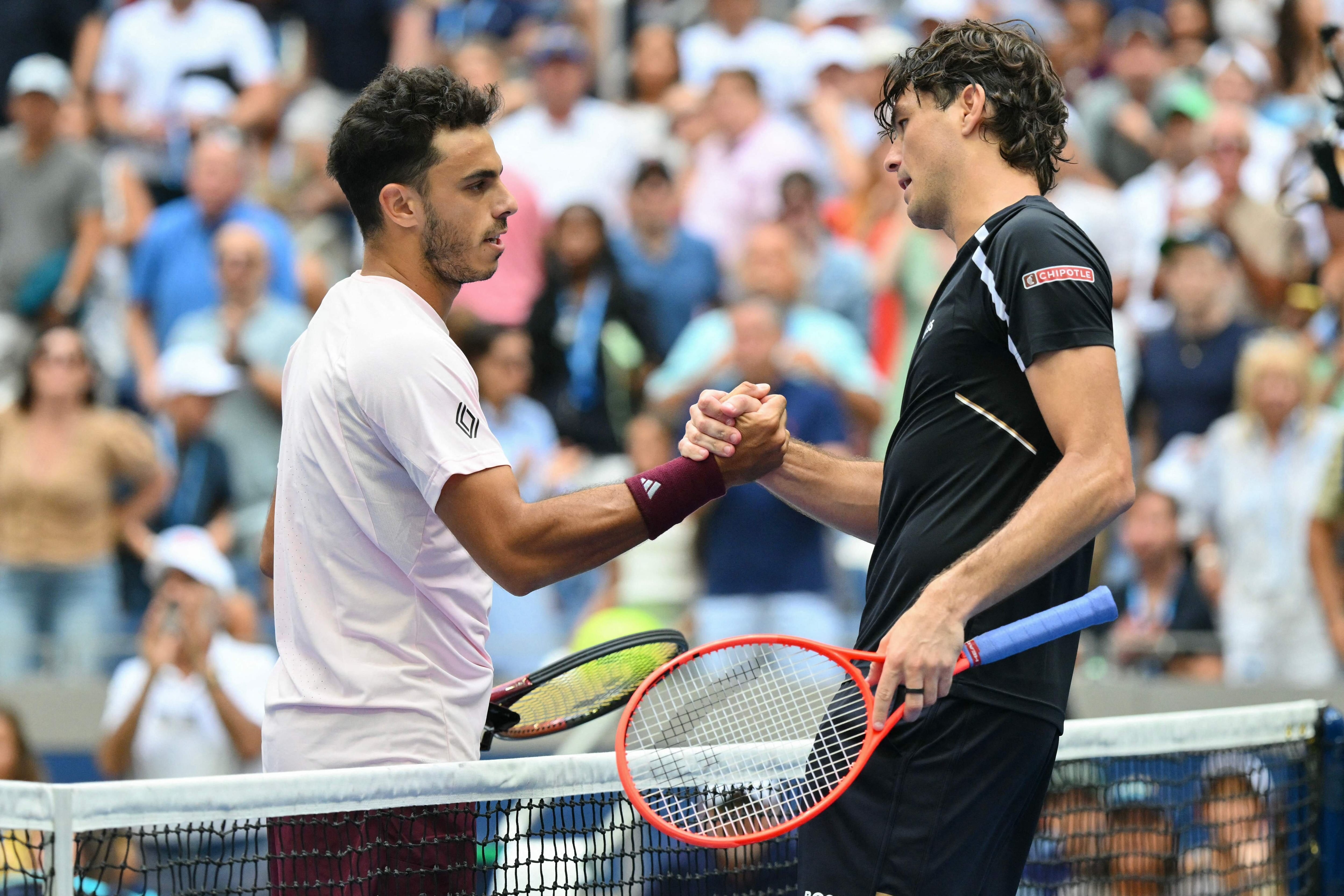 El argentino se saludó afectuosamente con Taylor Fritz luego de eliminarlo del máximo torneo de su país; el próximo oponente será el italiano Flavio Cobolli (6º del mundo) o el belga Alexander Blockx (34º).