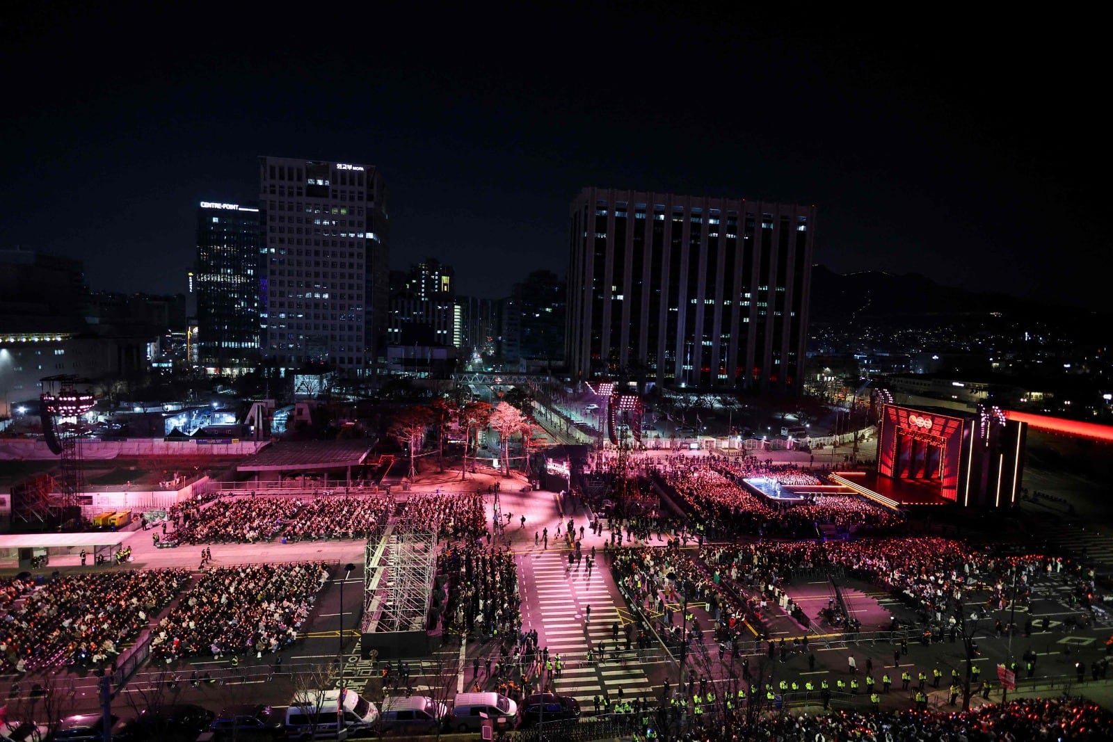 BTS volvió a los escenarios en Seúl frente a una multitud; el concierto se transmitió por Netflix (Foto: AFP)