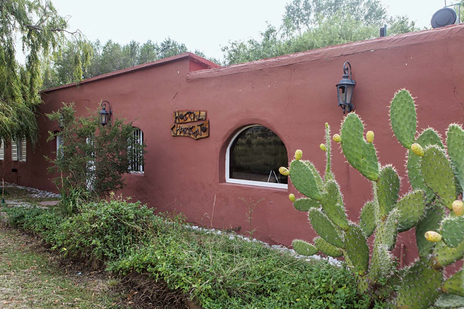 Desde el hostal, se puede seguir la ruta jesuita que llega a La Candelaria o animarse a Oro Grueso.