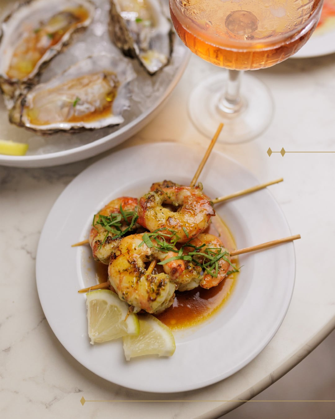 La tapa estrella de Pasaje Victoria está compuesta de chorizo a la sidra y chipirones con papas bravas