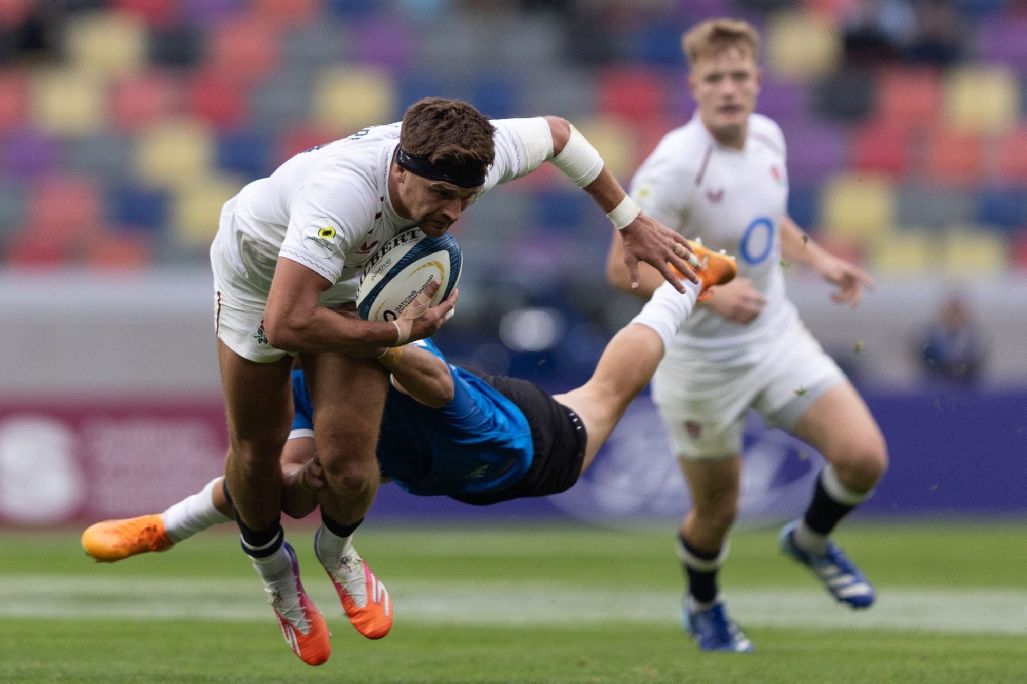 Henry Slade trata de escapar al tackle de Matías Moroni