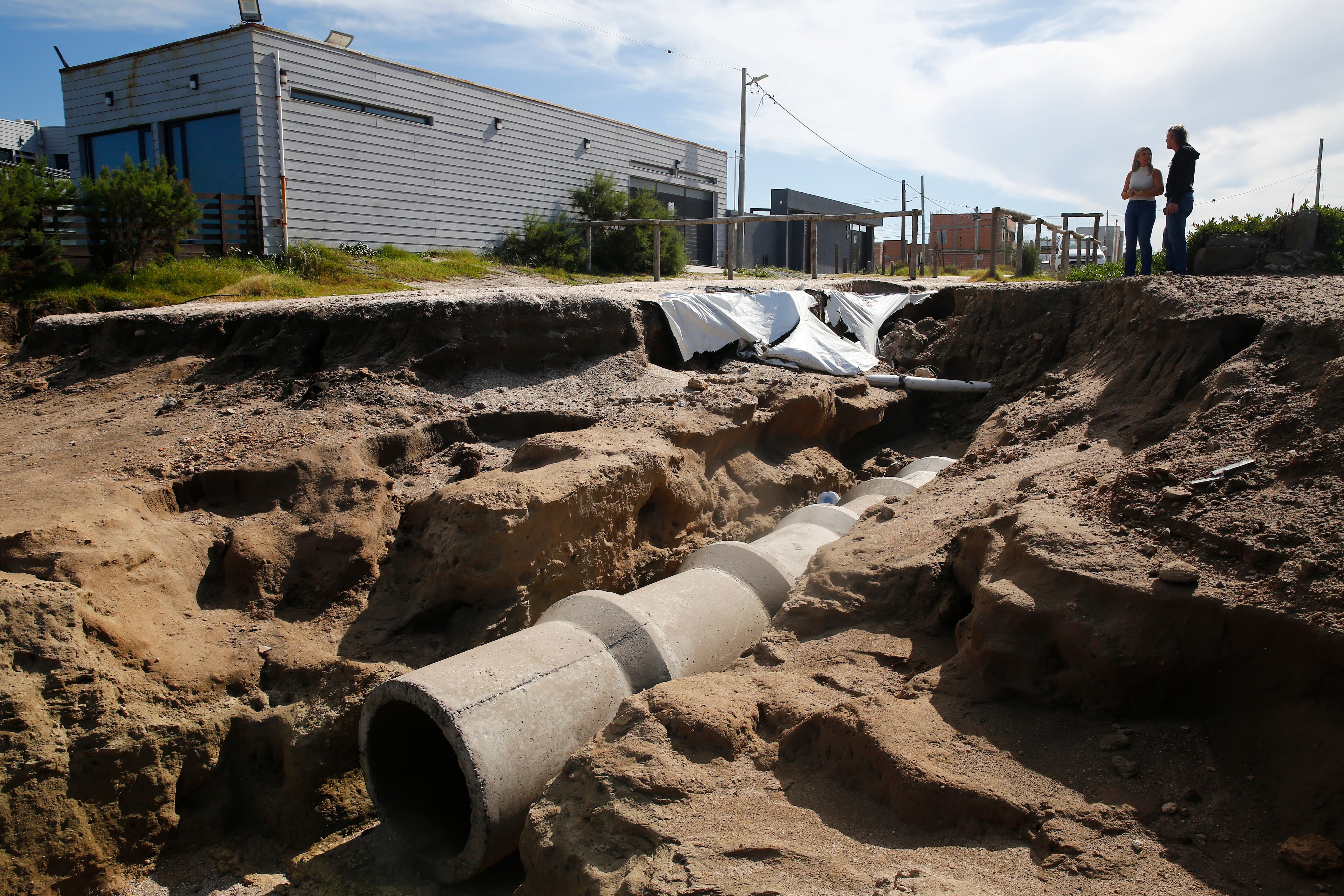 Se perdieron tramos de la avenida Costanera y hay casas que corren riesgos por la amplitud de los socavones