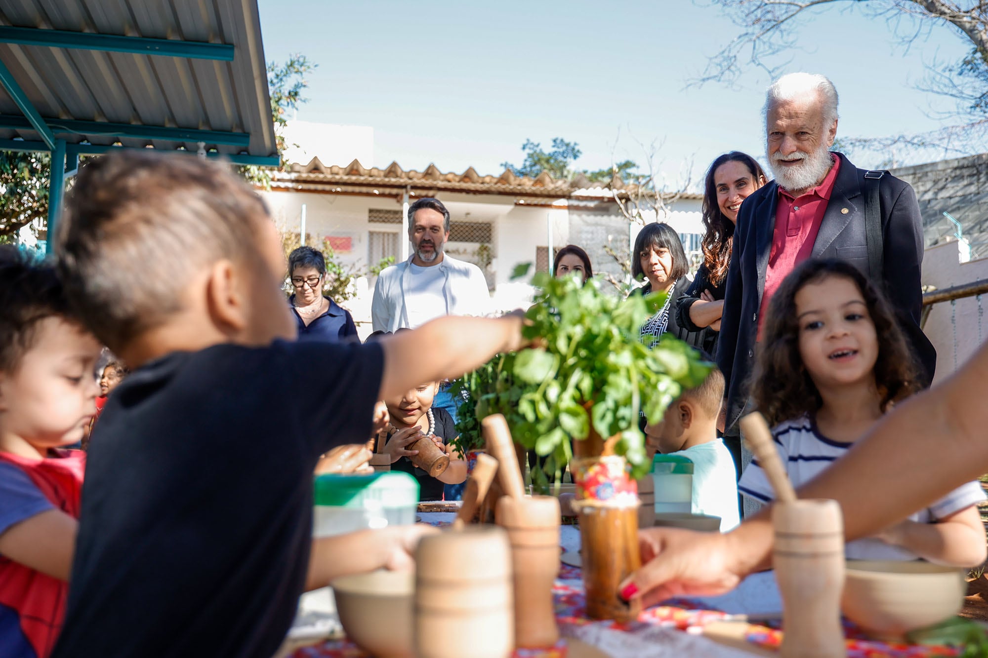 Con su nueva campaña, #YoSalgoAJugar, Francesco Tonucci propone un pacto entre chicos, familias y escuelas: que los niños puedan renunciar al celular a cambio de recuperar el juego