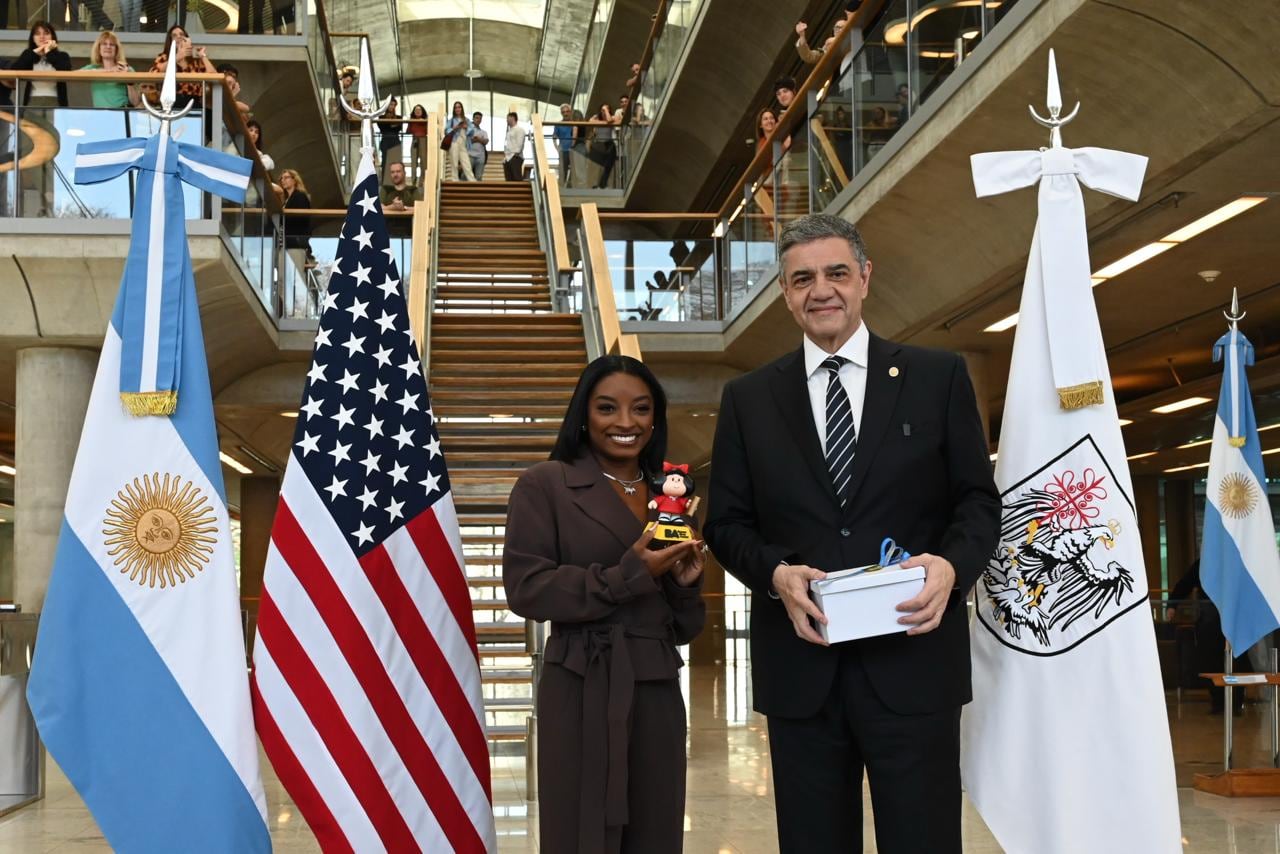 Jorge Macri recibió a Simone Biles y le regaló una pequeña Mafalda
