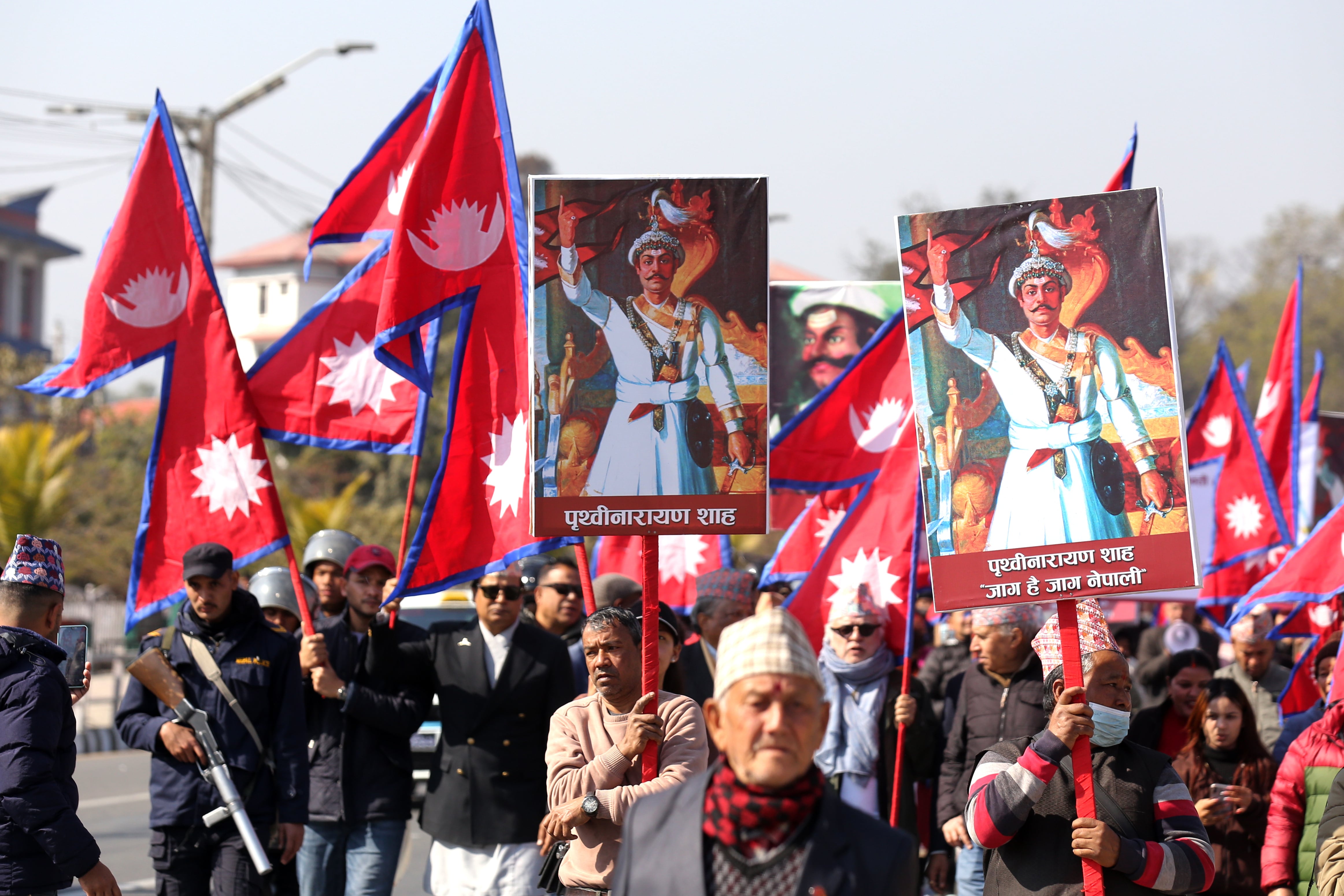 Partidarios de la antigua familia real nepalí participan en una marcha pidiendo la restauracion de la monarquía en el aniversario del nacimiento del rey del siglo XVIII Prithivi Narayan Shah, fundador de la dinastía Shah, en Katmandú, Nepal, el domingo 11 de enero de 2026