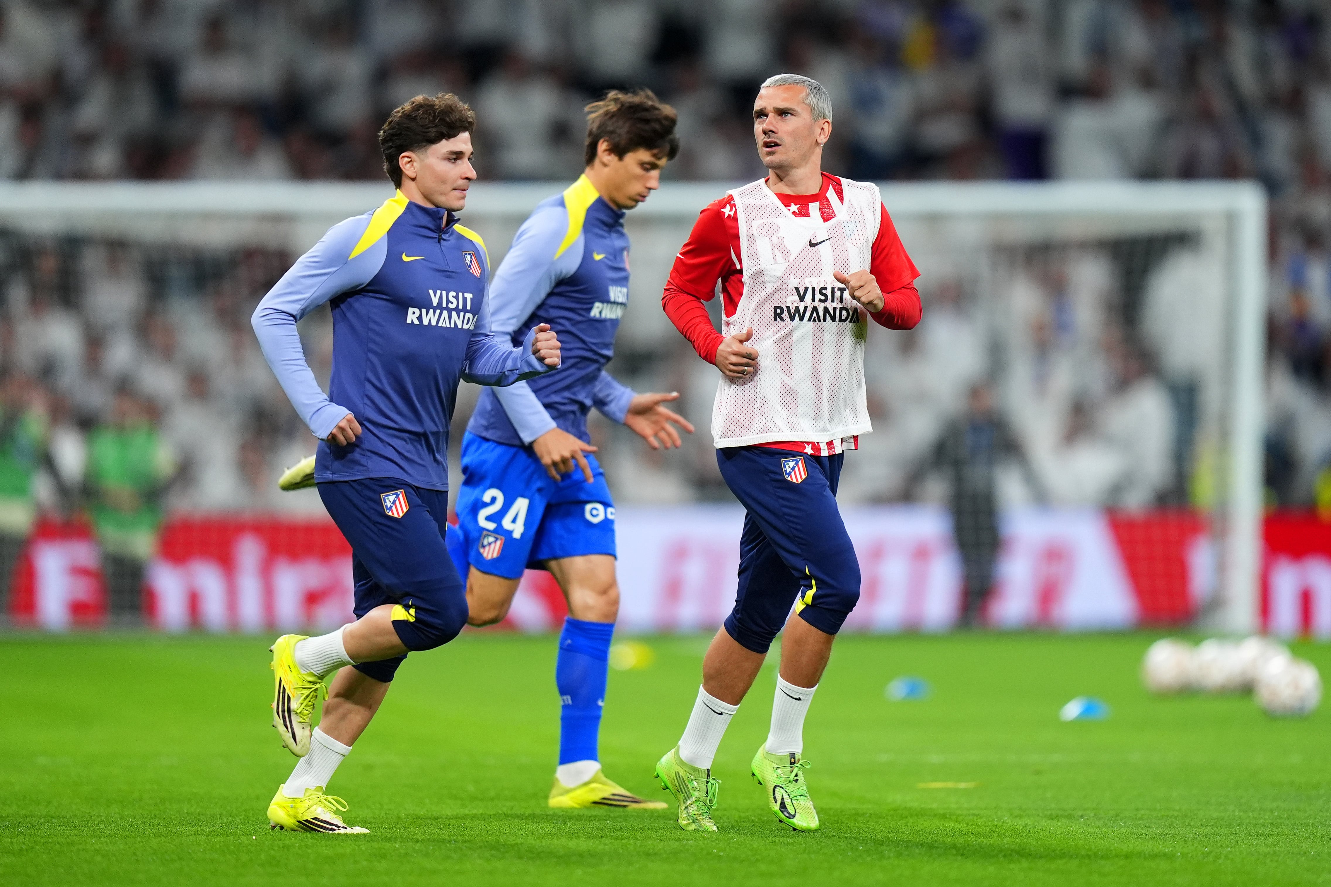 Griezmann (en la foto haciendo la entrada en calor junto a Julián Álvarez) pudo haber jugado este domingo su último derby contra Real Madrid
