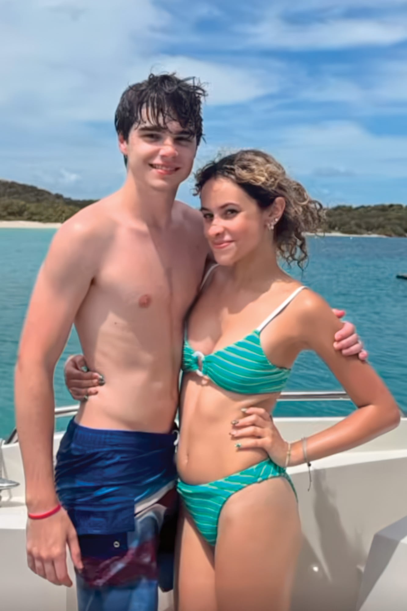 Así están hoy. Valentino y Matteo, los hijos de Ricky Martin: cumplieron 18 y están de novios 8 Tino junto a su novia, Daniela Sofía, durante una escapada a la playa en la que celebró sus 18 años