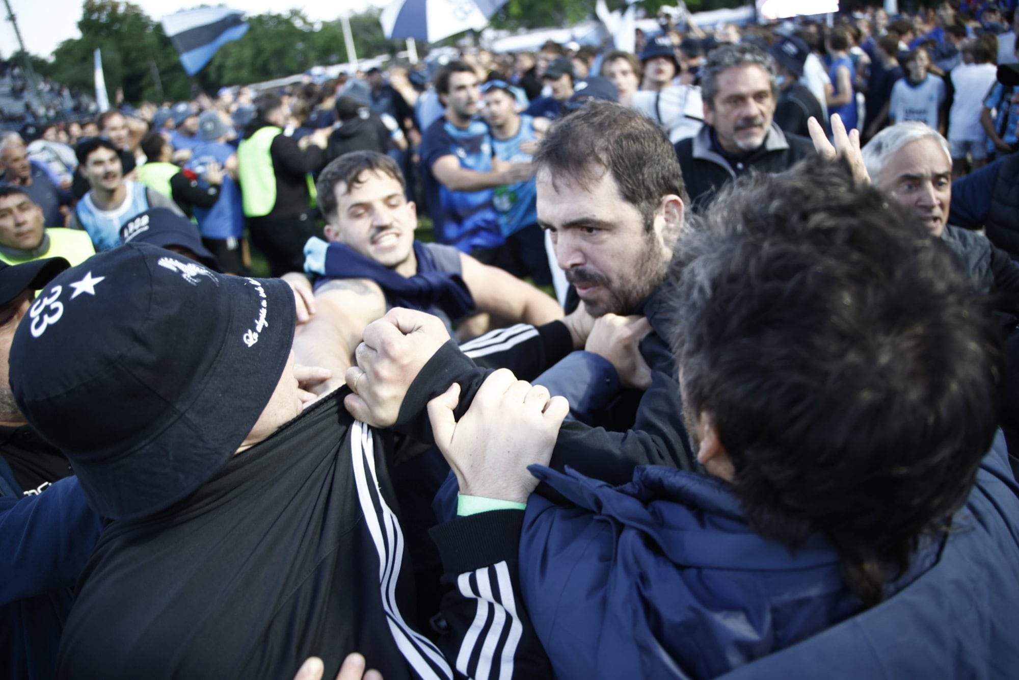 Trompadas entre hinchas tras el éxito de SIC ante CASI: un pasacalle robado, una provocación y ¿alcohol?