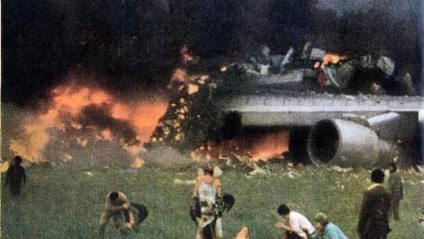 Los sobrevivientes del vuelo PanAm, tras el choque de los dos Boeing en Tenerife (Foto: ABC)