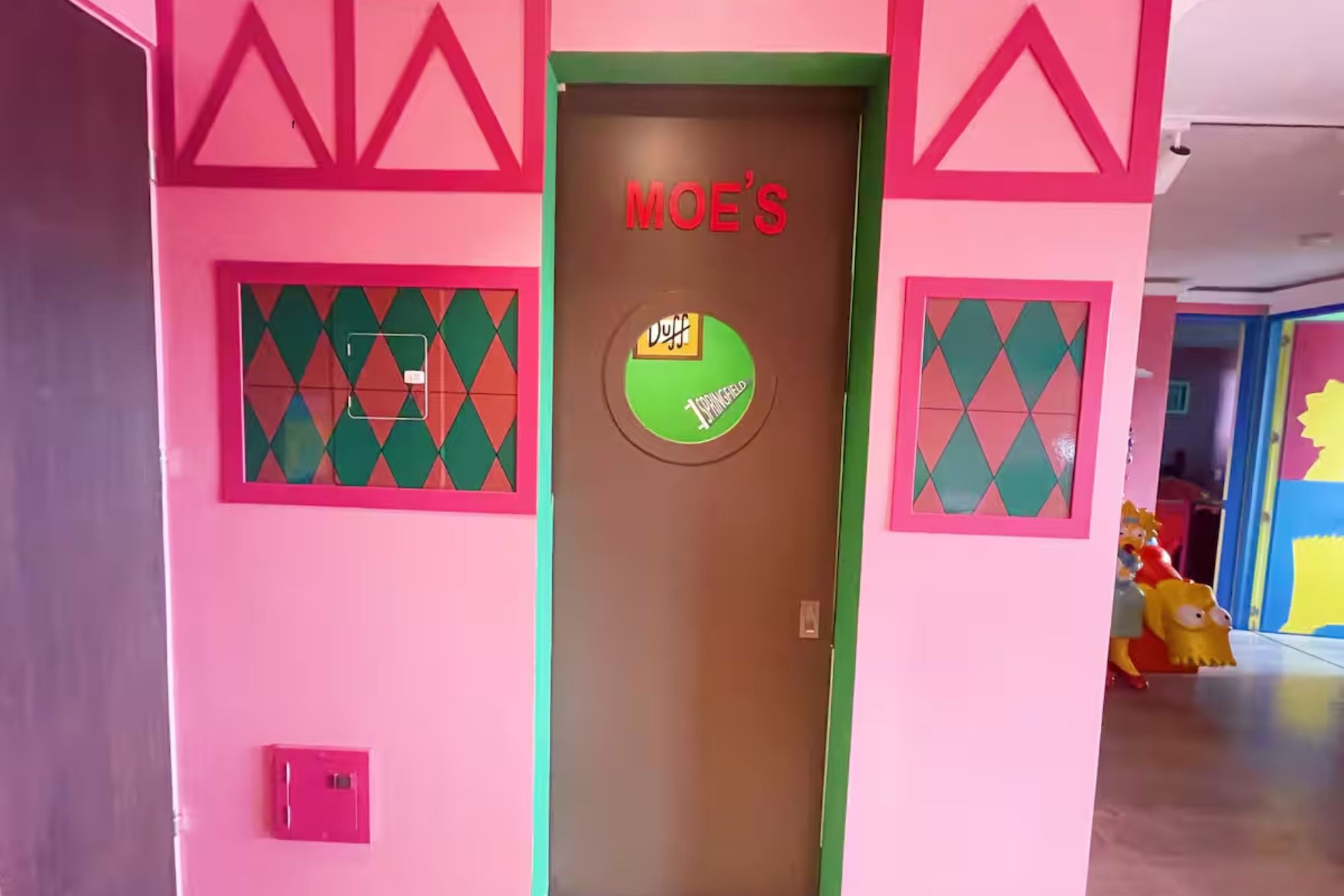 Desde la taberna de Moe hasta el emblemático sillón de la familia: el alojamiento está lleno de detalles (Foto: Airbnb)