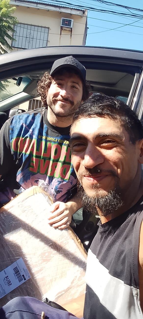 Leo Soria junto a Lucas Poggi en el dÃa que le entregó las cubiertas para la silla de ruedas.