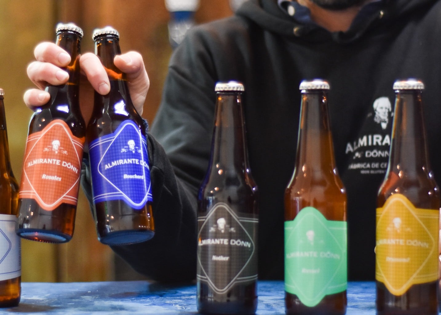 Almirante Dönn tiene varias opciones de cervezas sin gluten como la Blonde Ale Bouchard, fresca y cítrica; Rosales, una Irish Red con notas de caramelo; Granville, una Witbier especiada; Drumond, una Honey dorada con miel y malta; Nother, una Porter intensa con chocolate y café; Russel, una IPA frutal y seca; y Spiro, una opción sin alcohol, ligera y lupulada