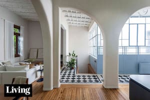 Recorrida a fondo por una remodelación total con arcadas, formas continuas y originales fuentes de luz