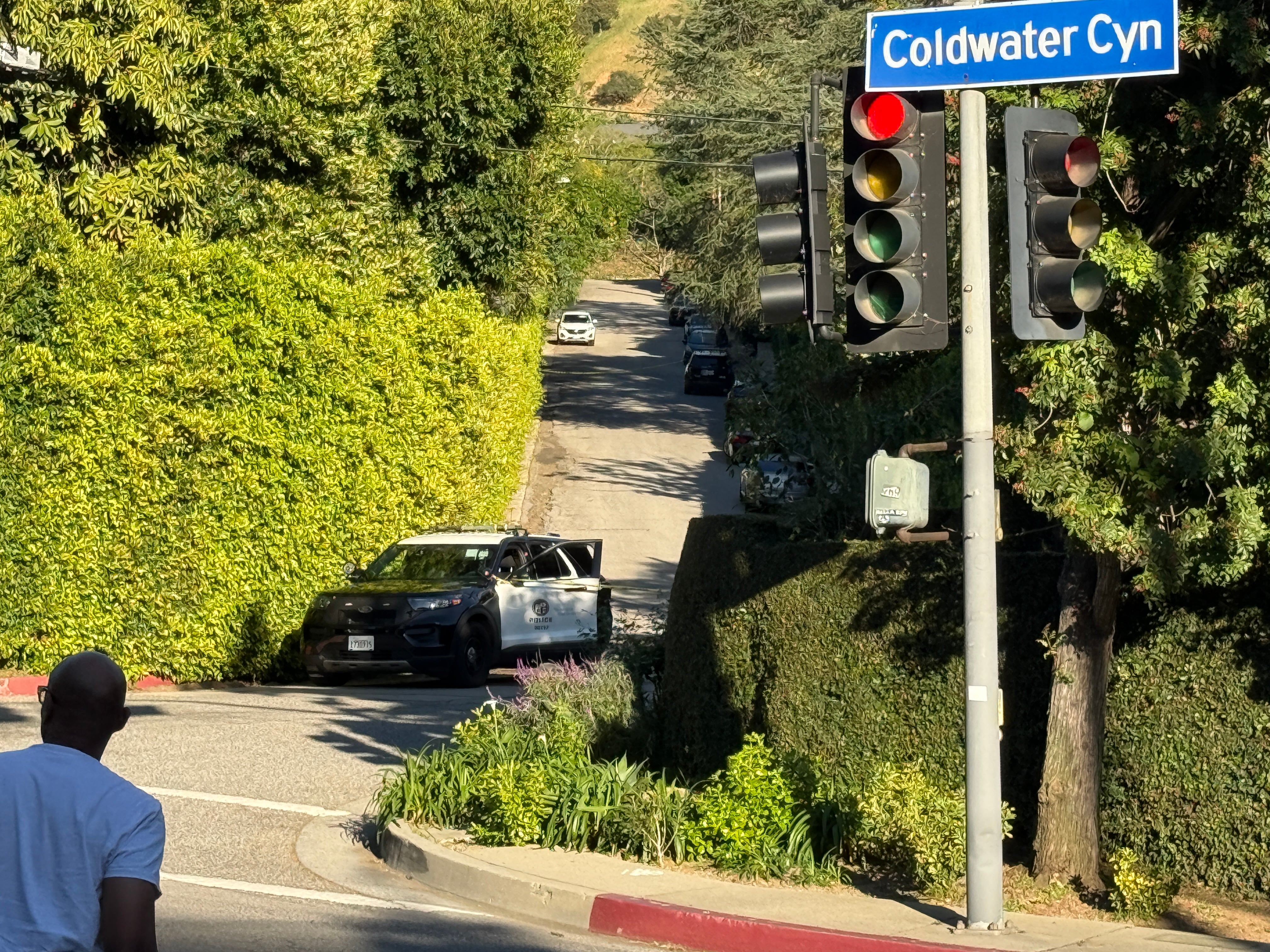 La investigación preliminar confirmó que al menos cuatro proyectiles, o fragmentos de ellos, impactaron directamente en diversas partes de la estructura de la mansión