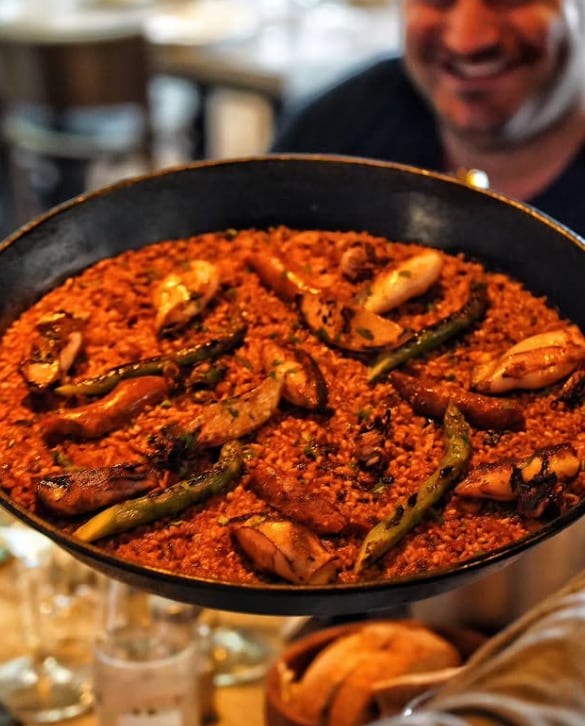 Hacer una buena paella lleva sus trucos (Foto: @franciscorosat)