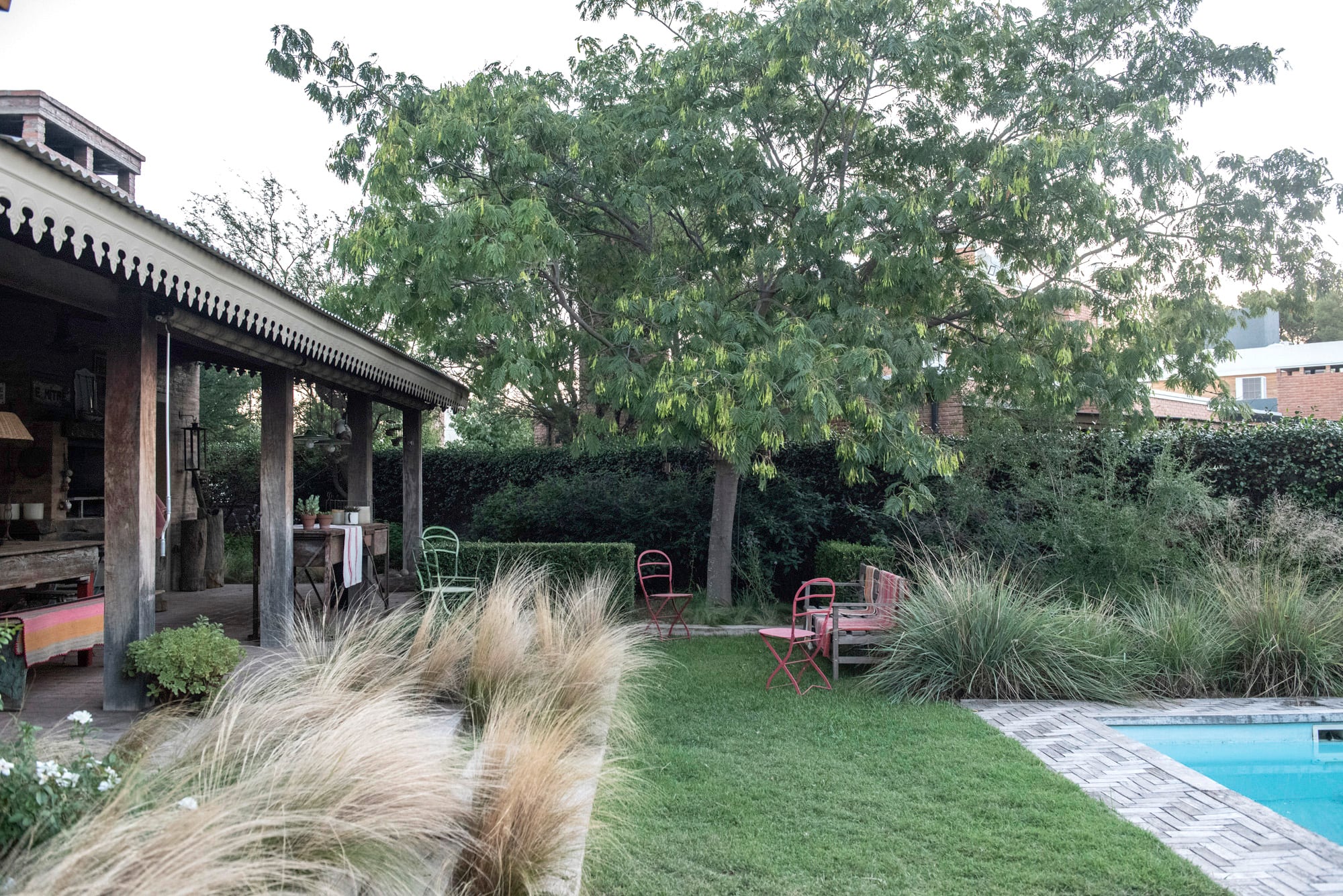 En otoño, el jardín baja el volumen y deja ver su esqueleto: formas, texturas y estructura pasan al primer plano