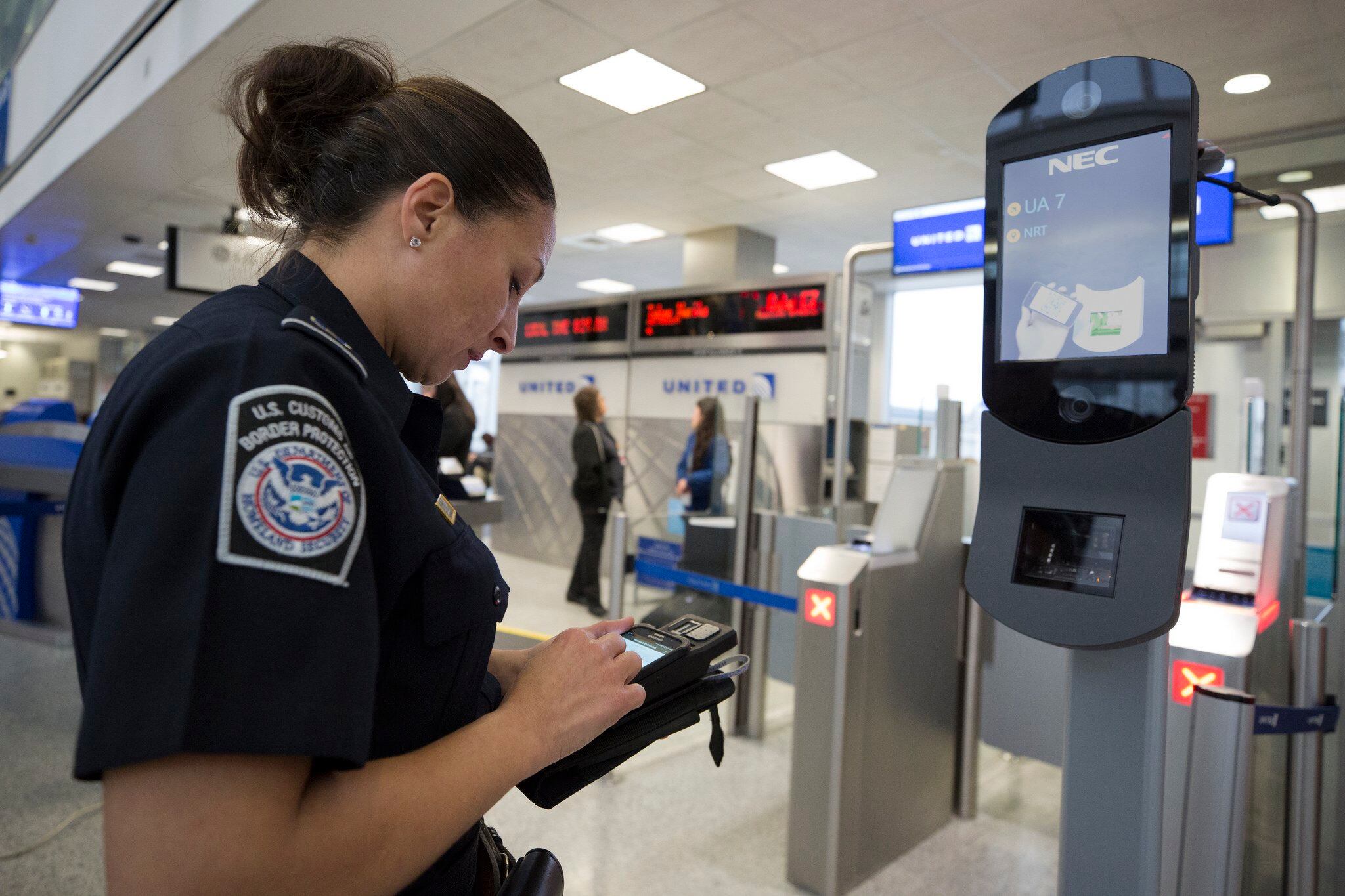 Agente de la CBP controlando puerta de acceso
