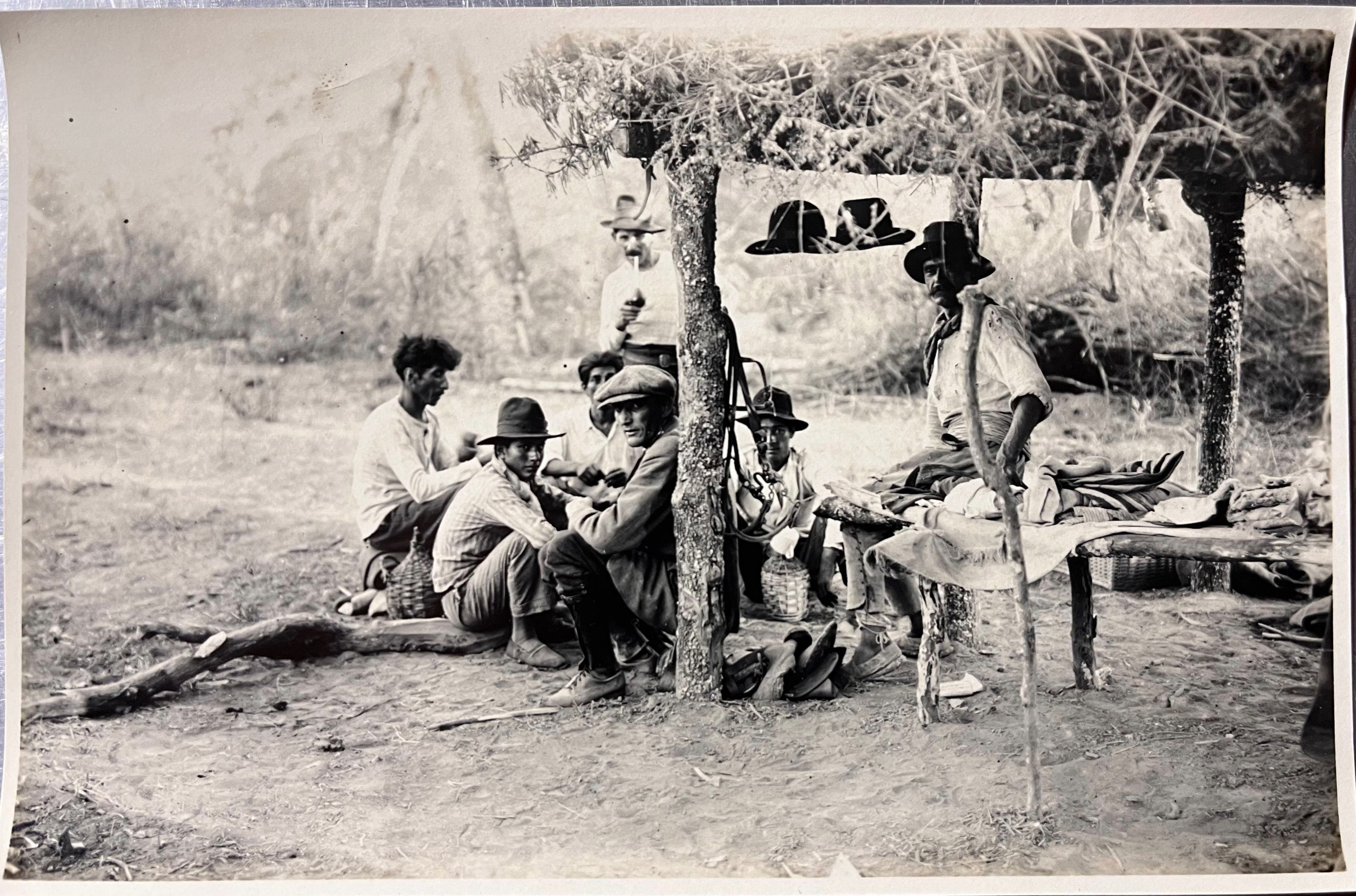 En una “ramadita” del monte se ve a los trabajadores mateando.