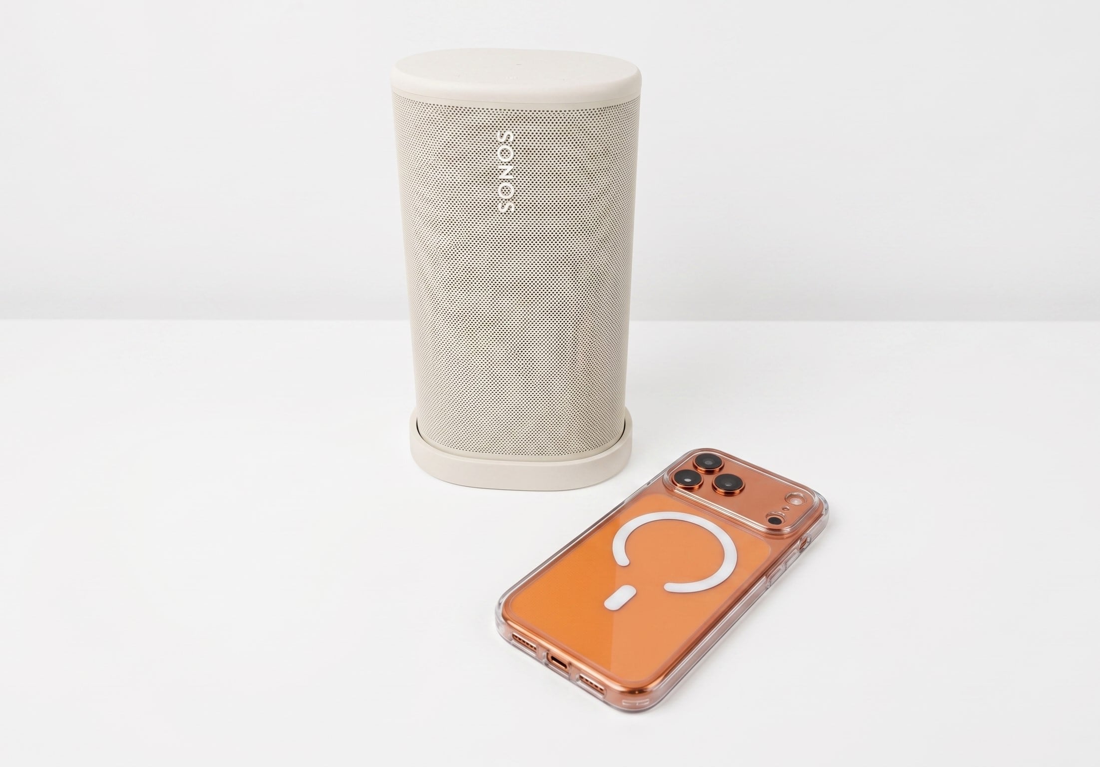 El parlante Sonos Play tiene Wi-Fi y también Bluetooth; se pueden sincronizar hasta cuatro parlantes compatibles para ampliar el sonido