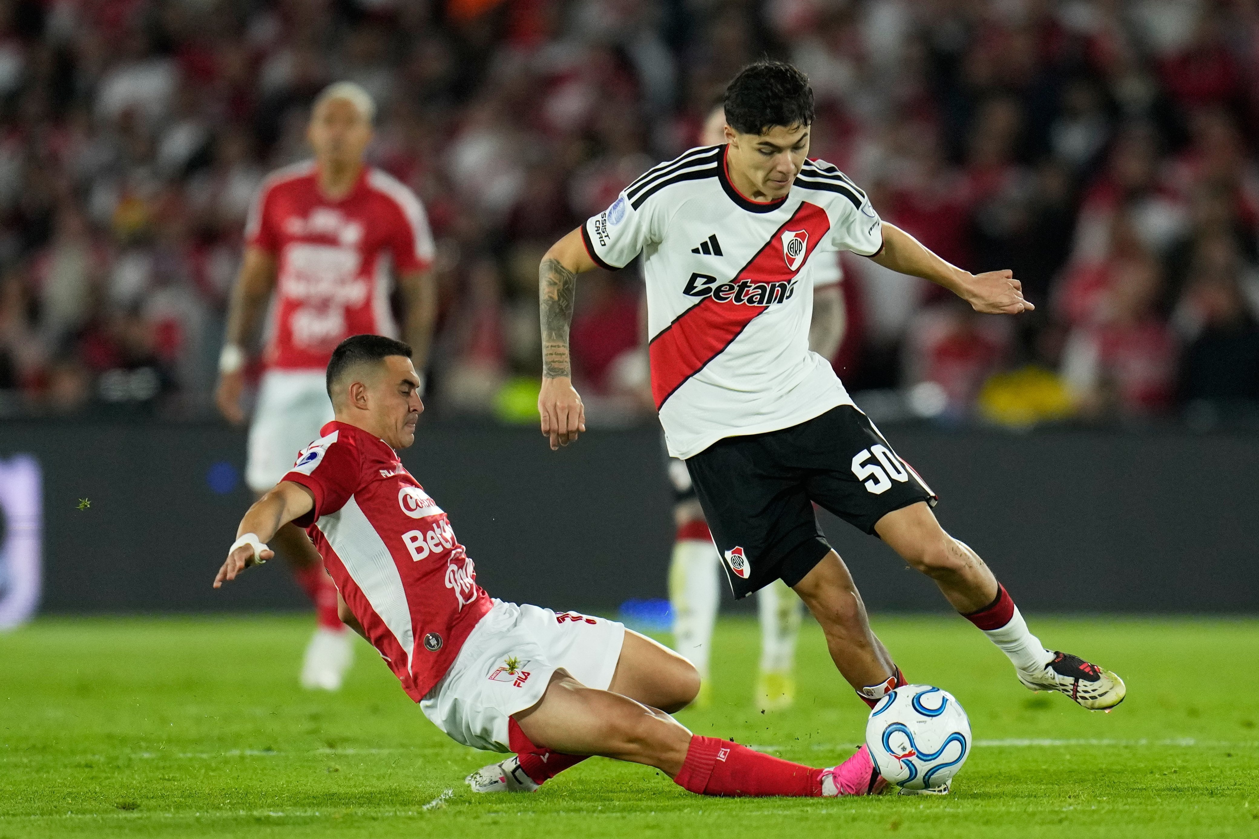 Maximiliano Lovera va al cruce del avance de Tobías Andrada