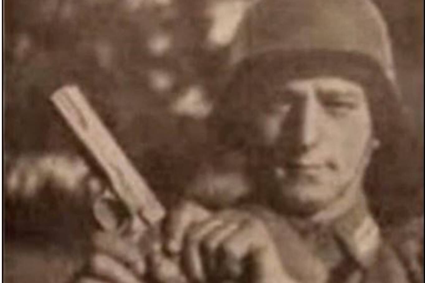 Soldado argentino exhibiendo un Ballester Molina, en la década del '40