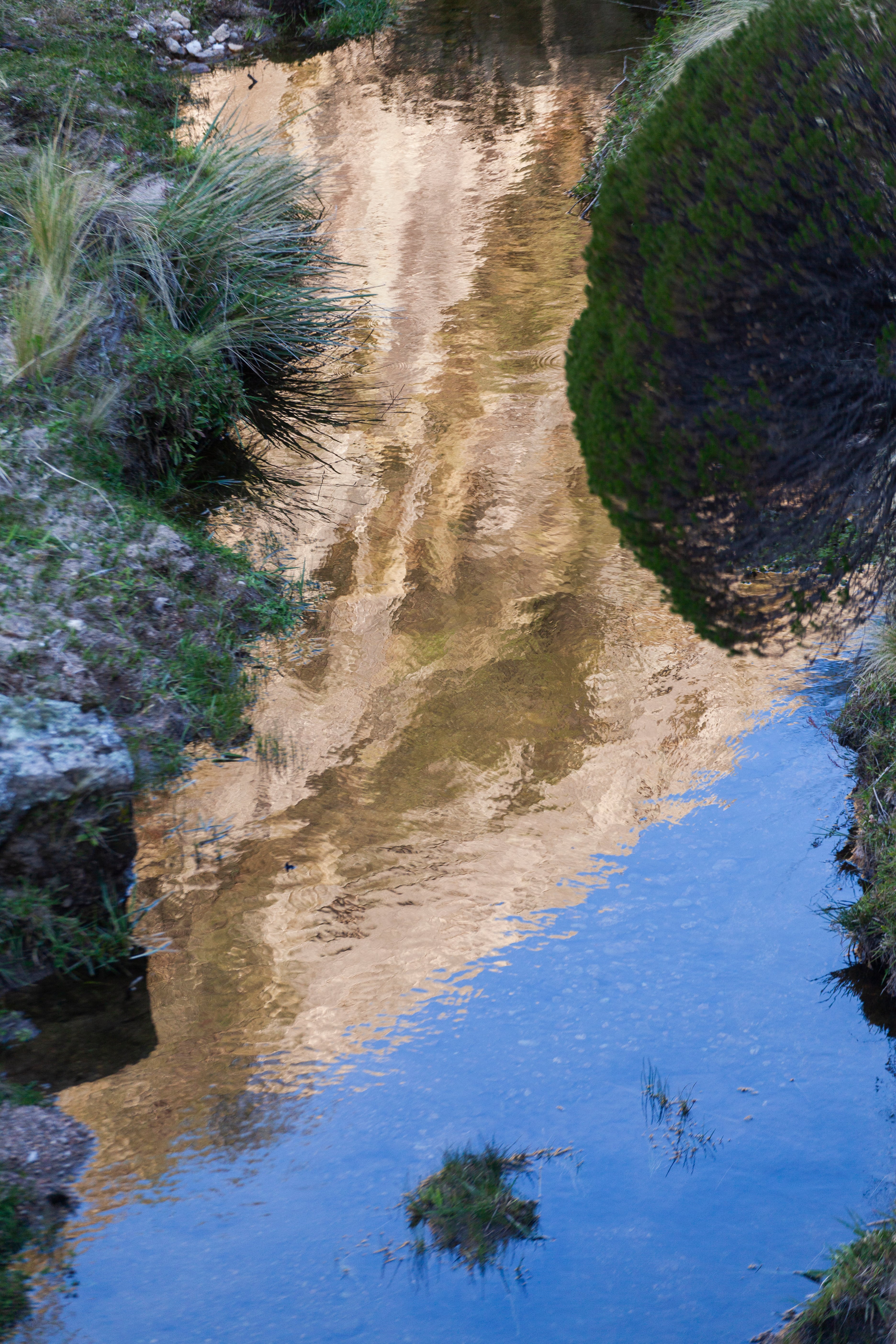 Los macizos en el reflejo del agua
