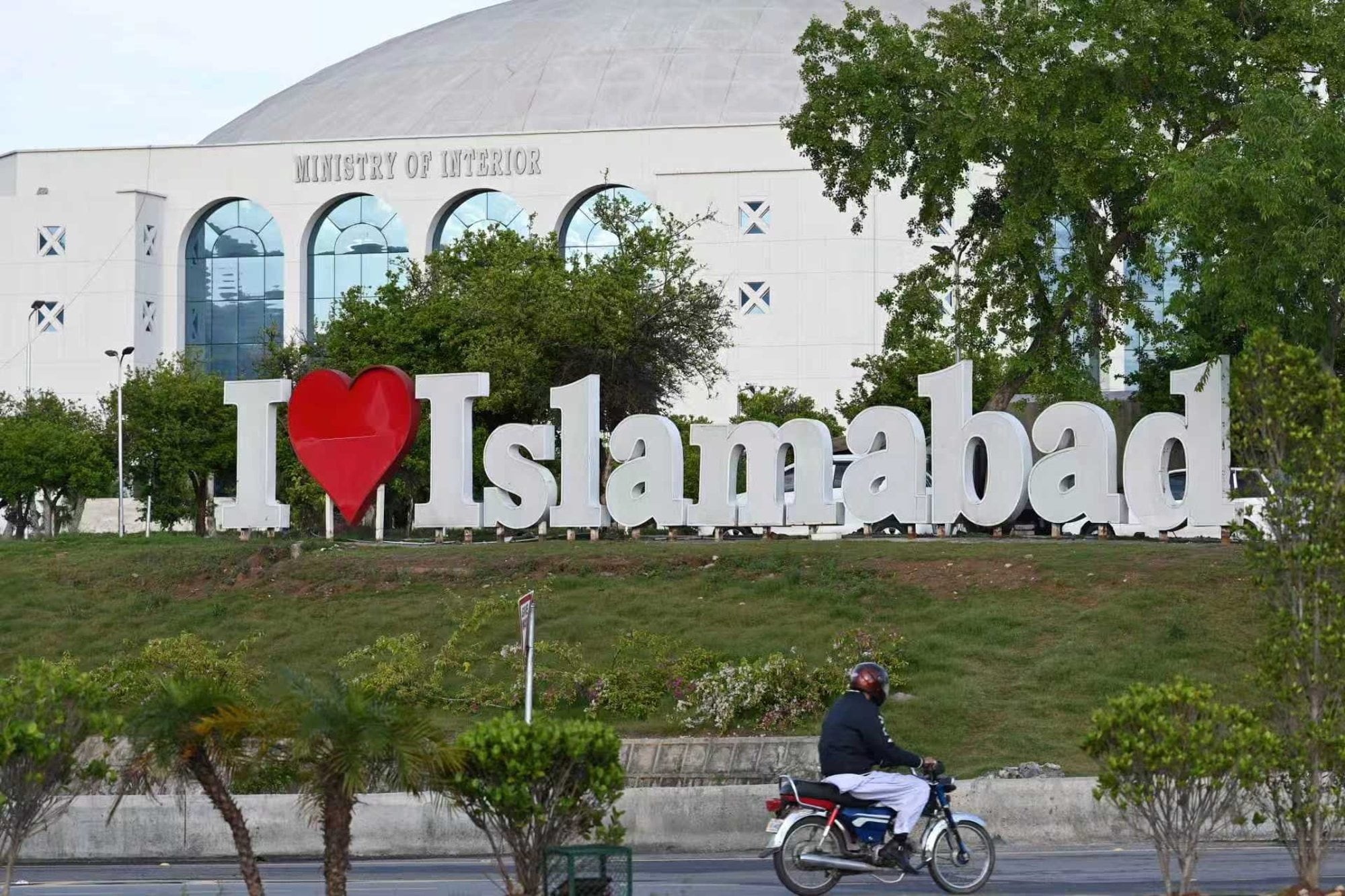 Un cartel de bienvenida a la capital de Pakistán, aliado de Arabia Saudita
