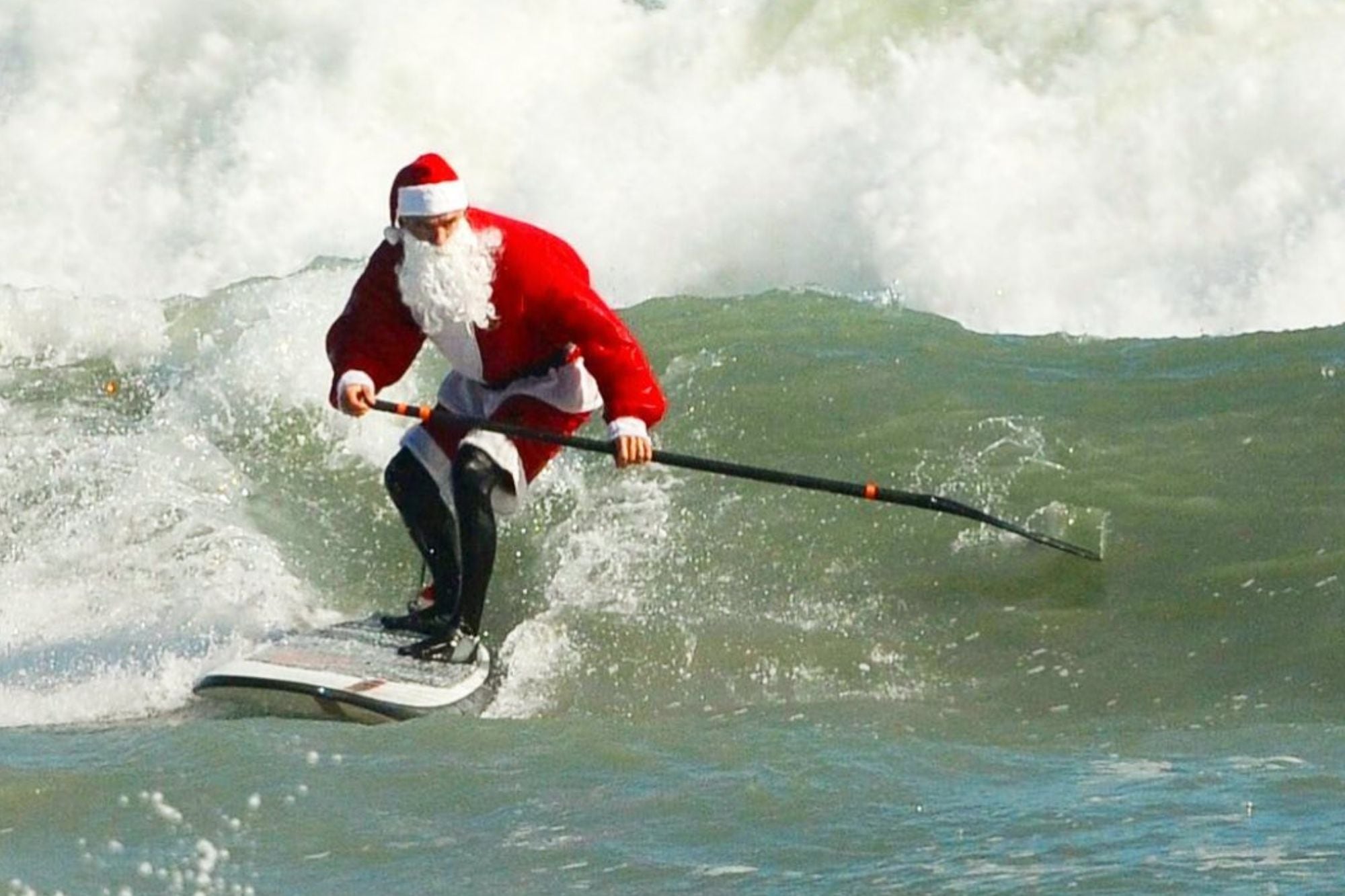 Así es la ciudad costera de Florida, a una hora de Orlando, donde Santa Claus llega en una tabla de surf