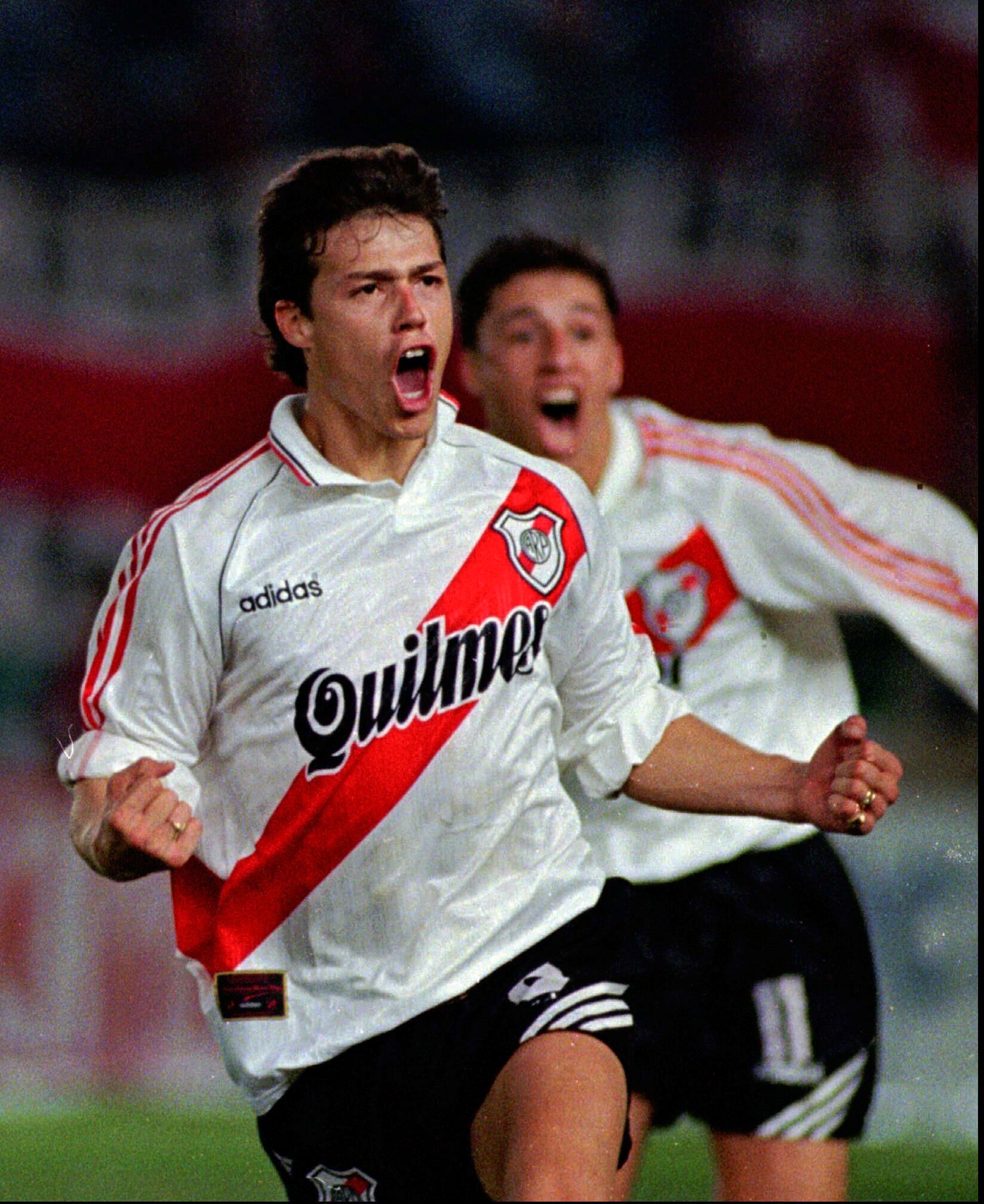 Almeyda celebrando un gol durante la campaña exitosa de River en la Copa Libertadores 1996; detrás, Crespo