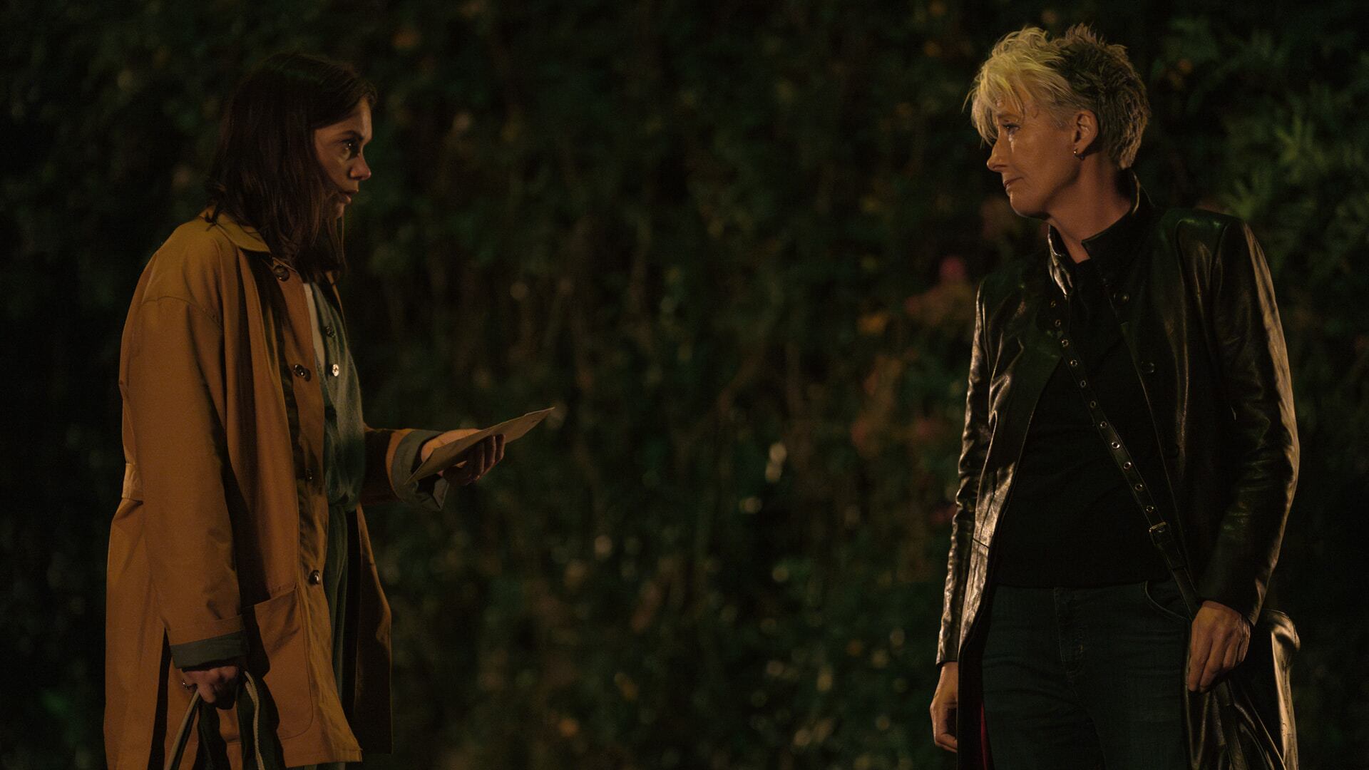 Emma Thompson: su última y peligrosa aventura, su gusto por “la maldad oculta” y sus “amores clandestinos” 9 Las actrices compartieron escenas de acción a lo largo del Reino Unido, logrando una dinámica divertida y efectiva