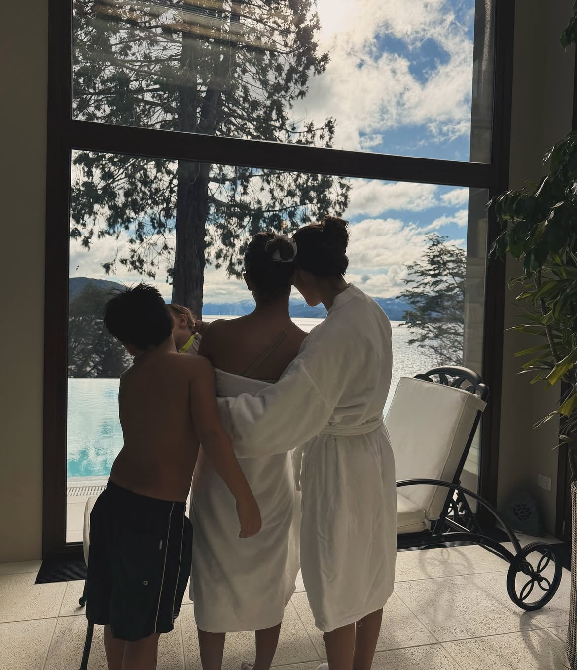Las vacaciones de Leandro Paredes en Bariloche junto a su familia: nieve, pileta y cena romántica 11 La familia de Paredes después de un baño en la pileta climatizada del hotel