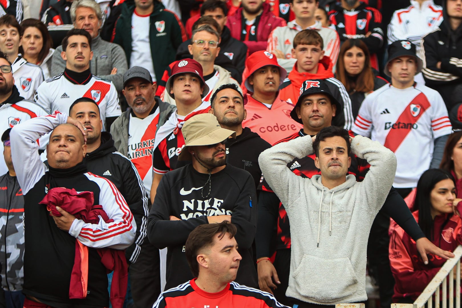 El fastidio de los hinchas de River en el final del partido con Belgrano, en estadio Mario Alberto Kempes, de Córdoba