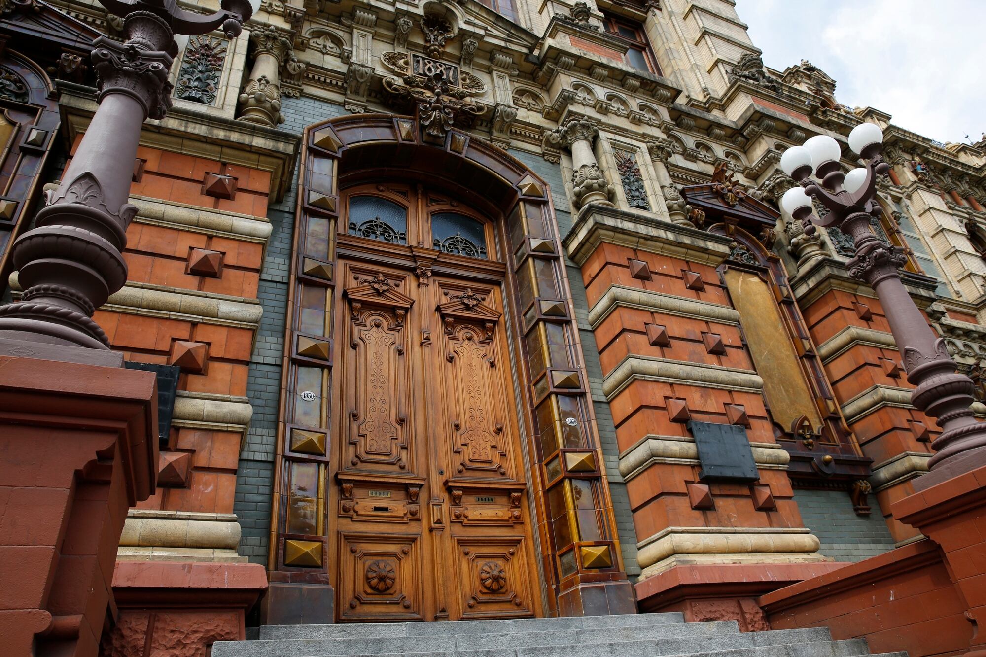 El Palacio de las Aguas Corrientes está ubicado sobre la Avenida Córdoba al 1950, pero el ingreso a sus actividades es por Riobamba al 750