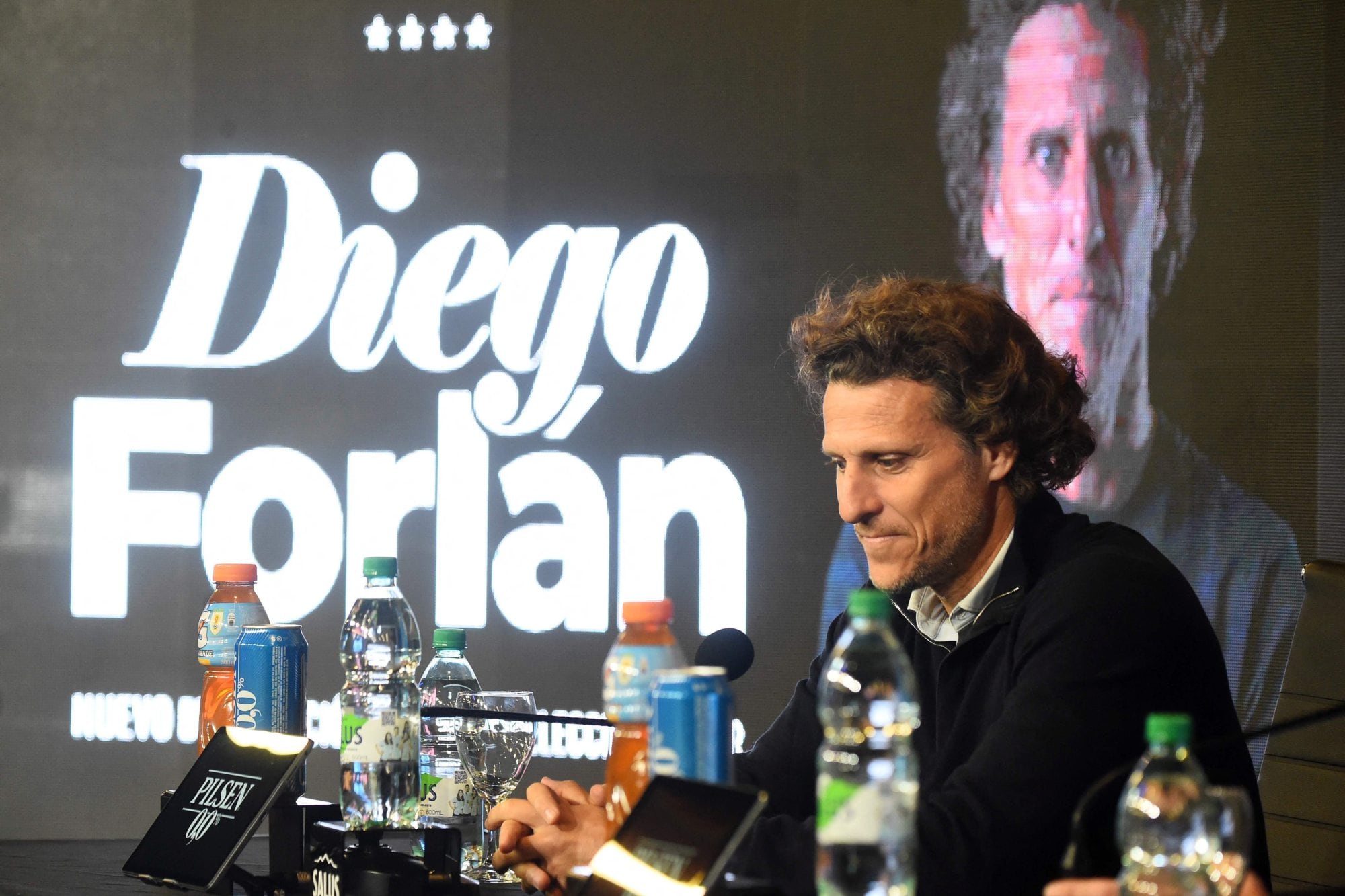 Diego Forlán asumió como entrenador de la selección de Uruguay y no descartó la vuelta de Luis Suárez