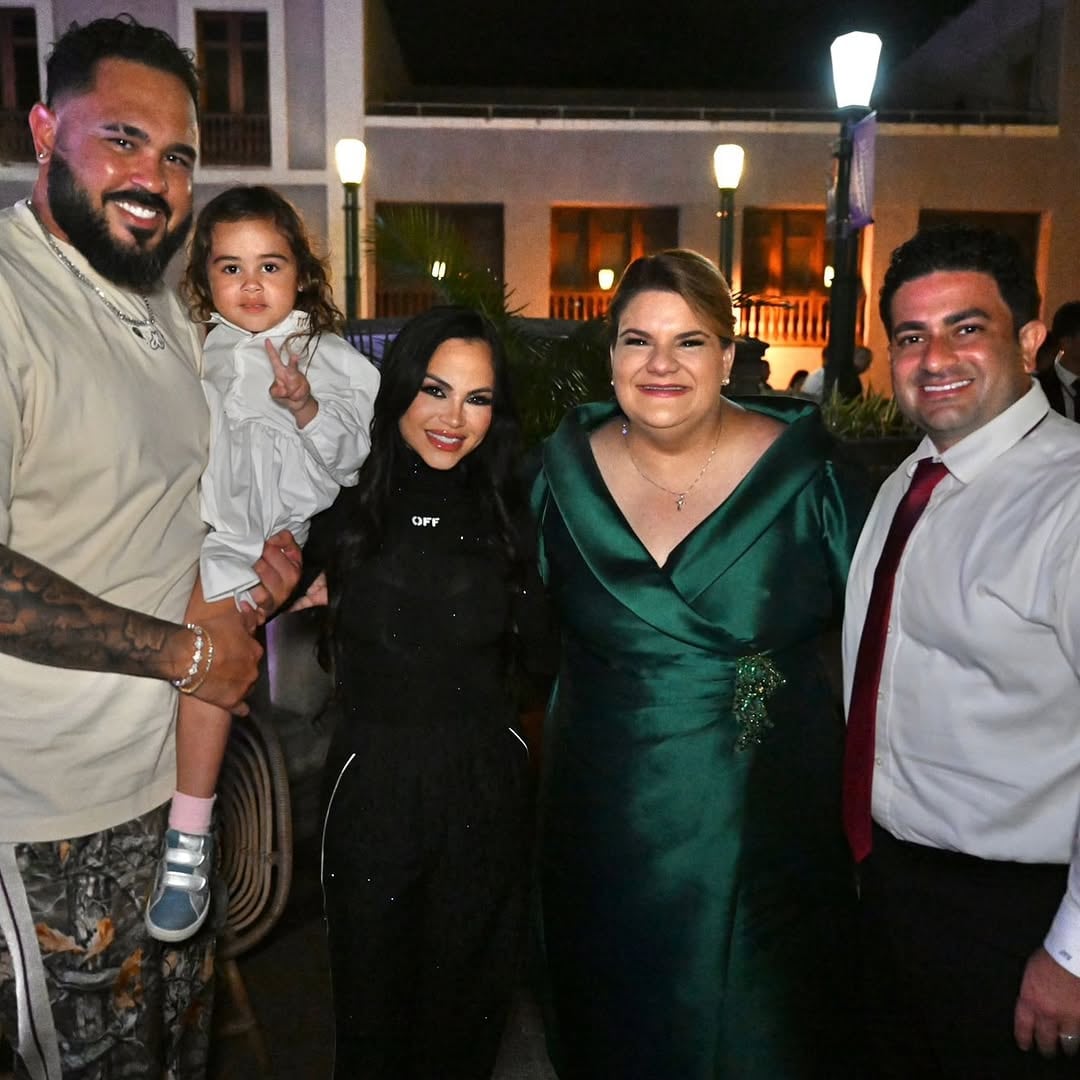 Natti Natasha horas tras dar un concierto de fin de año en Puerto Rico junto a su marido, su hija y la gobernadora