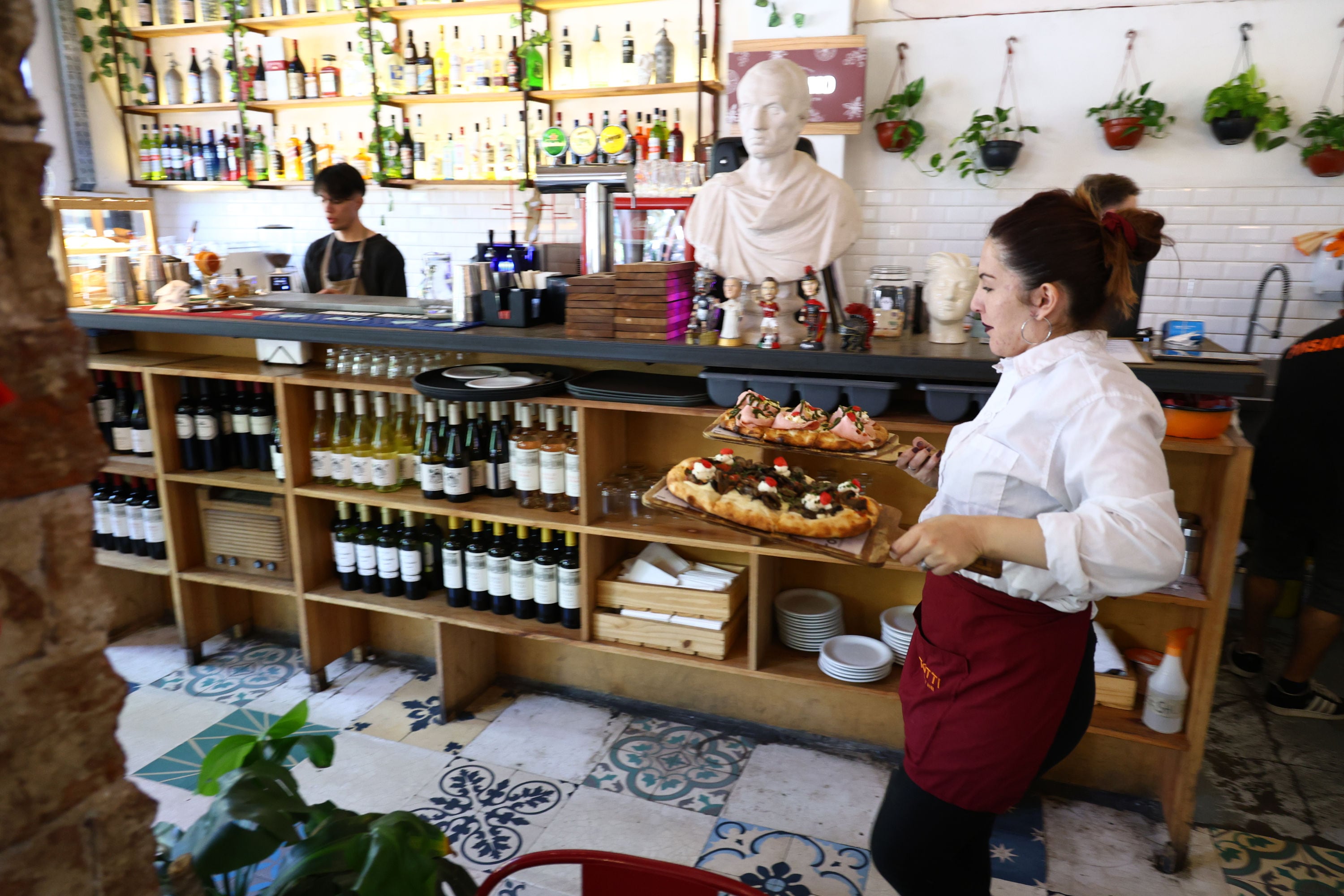 El grupo de amigos veía esa esquina abandonada todos los días, cuando la pusieron en alquiler no dudaron en señarla.