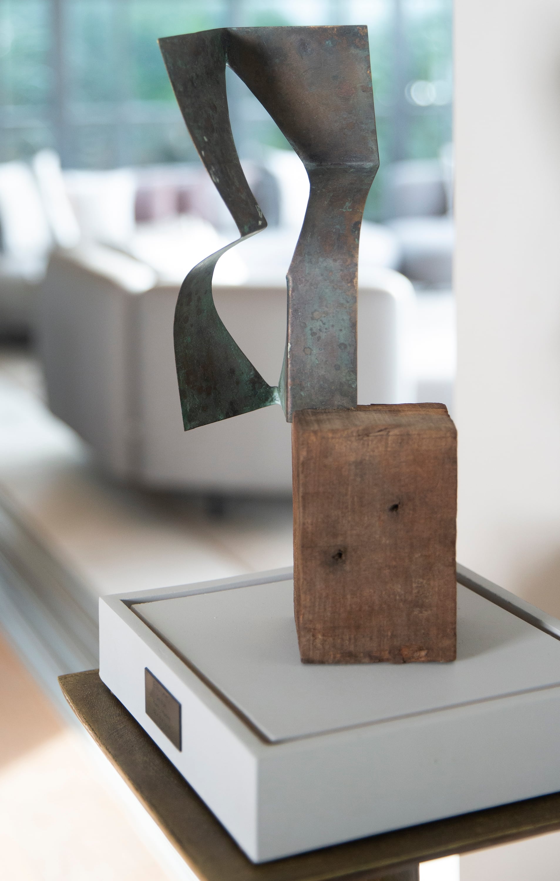 Entre el living y el comedor se impone esta obra en hierro y madera de Enio Iommi, que compraron en la última edición de arteba